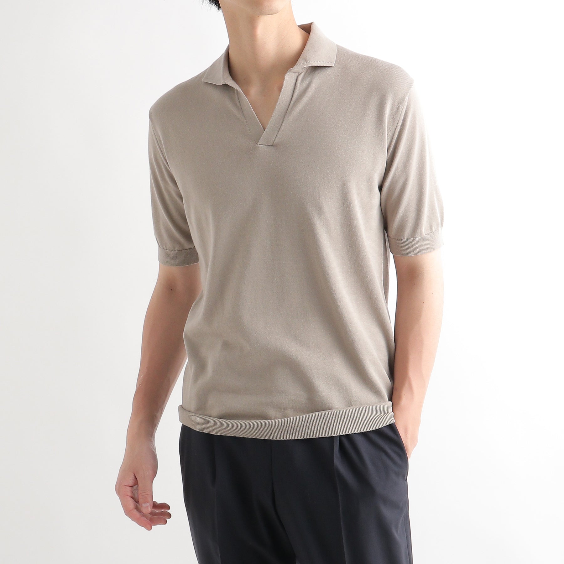 スビンプラチナムスキッパーニットサンドのメンズ着用画像2