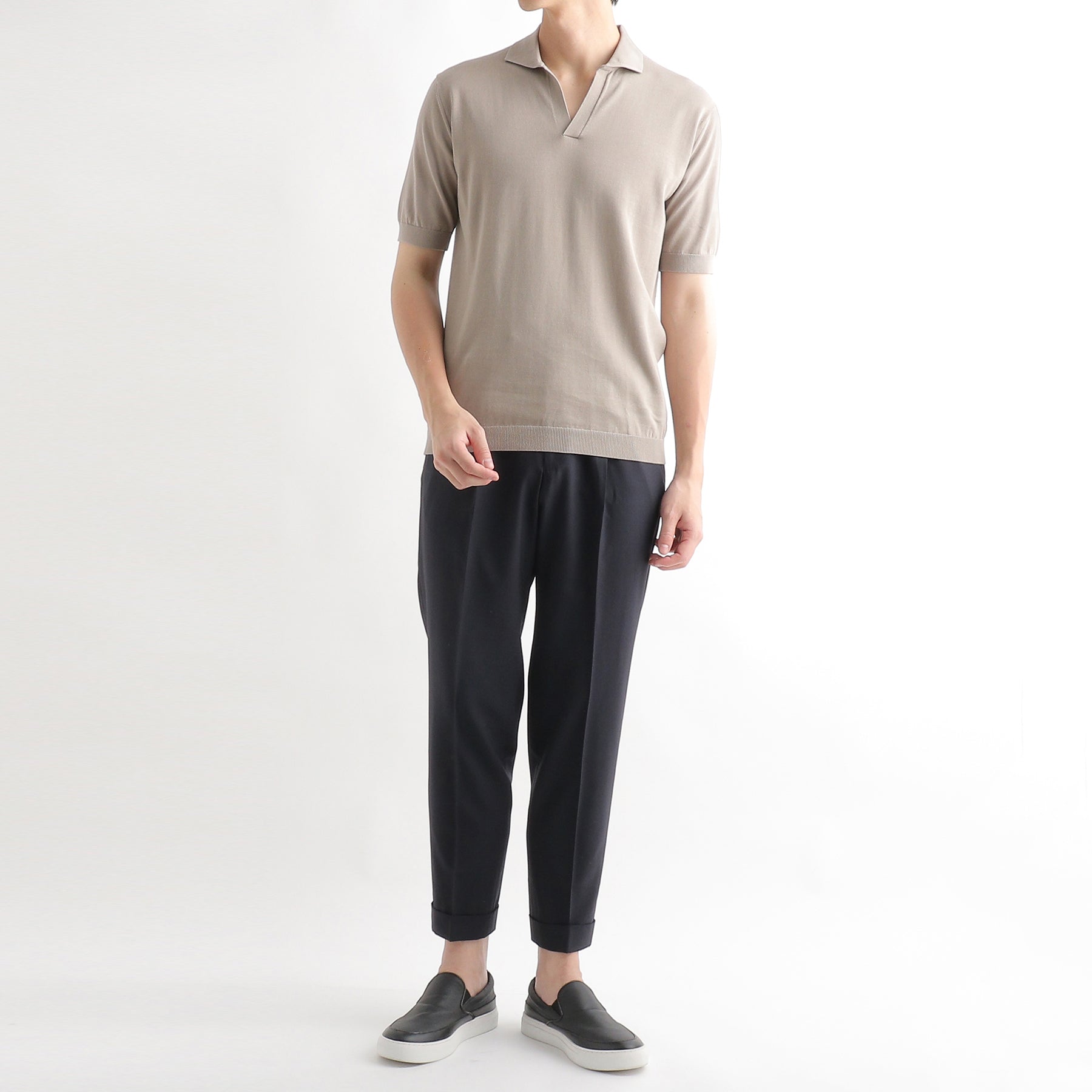 スビンプラチナムスキッパーニットサンドとパンツのメンズ着用画像1