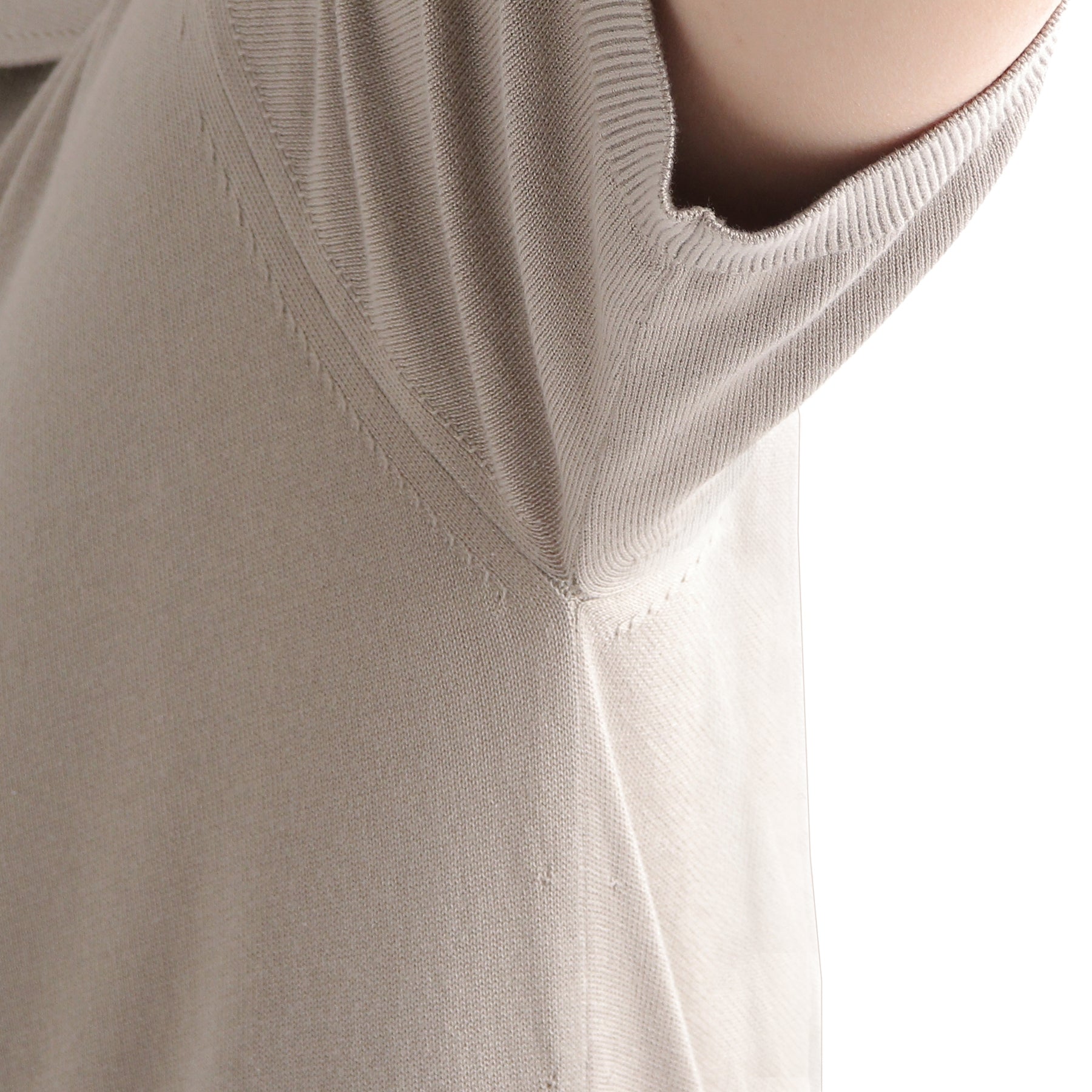 スビンプラチナムスキッパーニットサンドのアームホールを写したメンズ着用画像