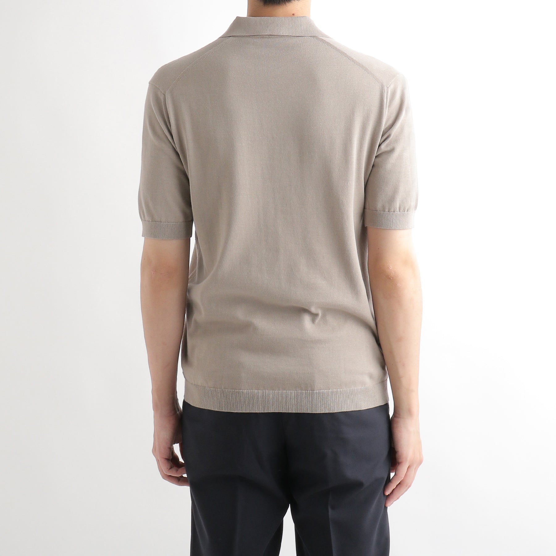 スビンプラチナムスキッパーニットサンドの背面を写したメンズ着用画像