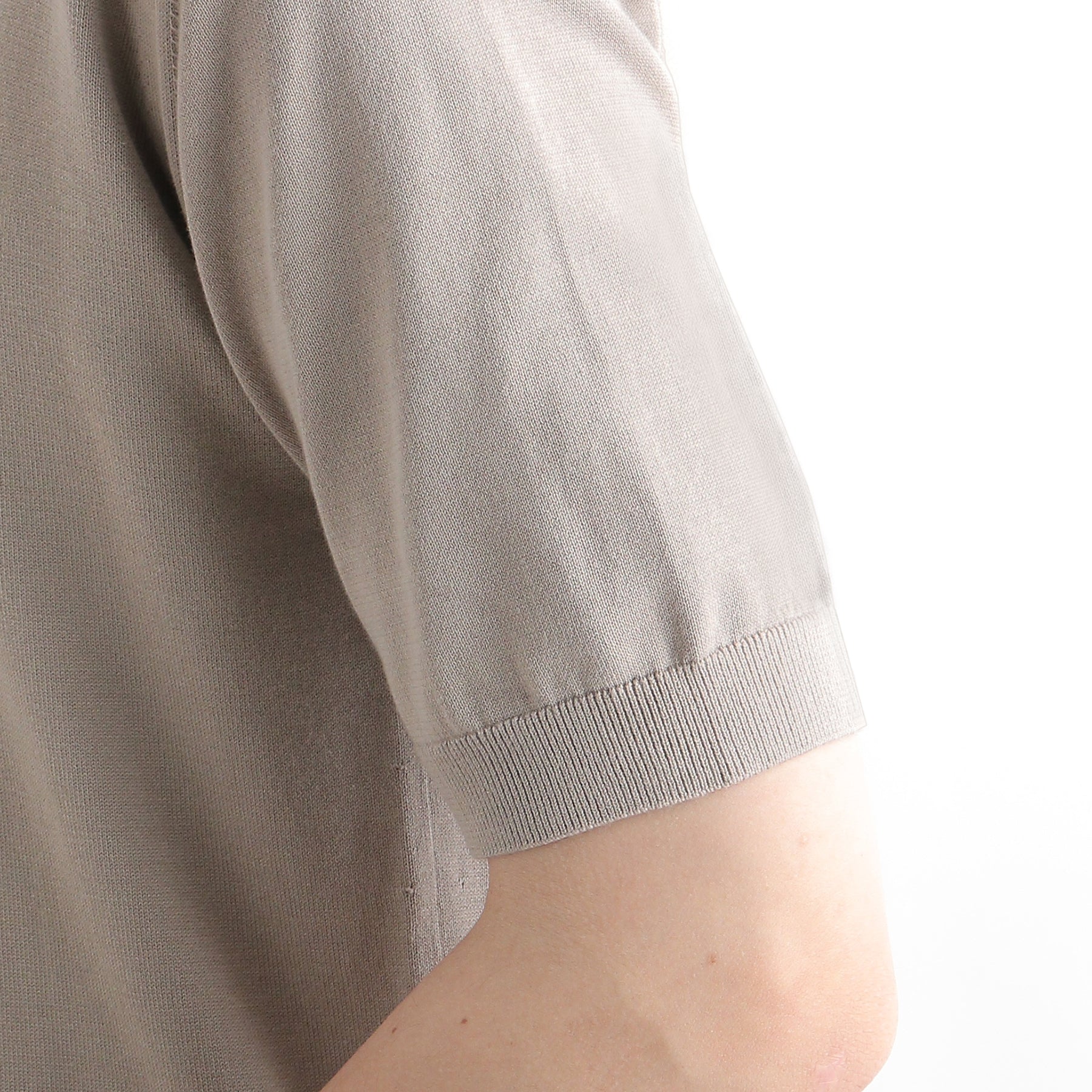 スビンプラチナムスキッパーニットサンドの袖を写したメンズ着用画像