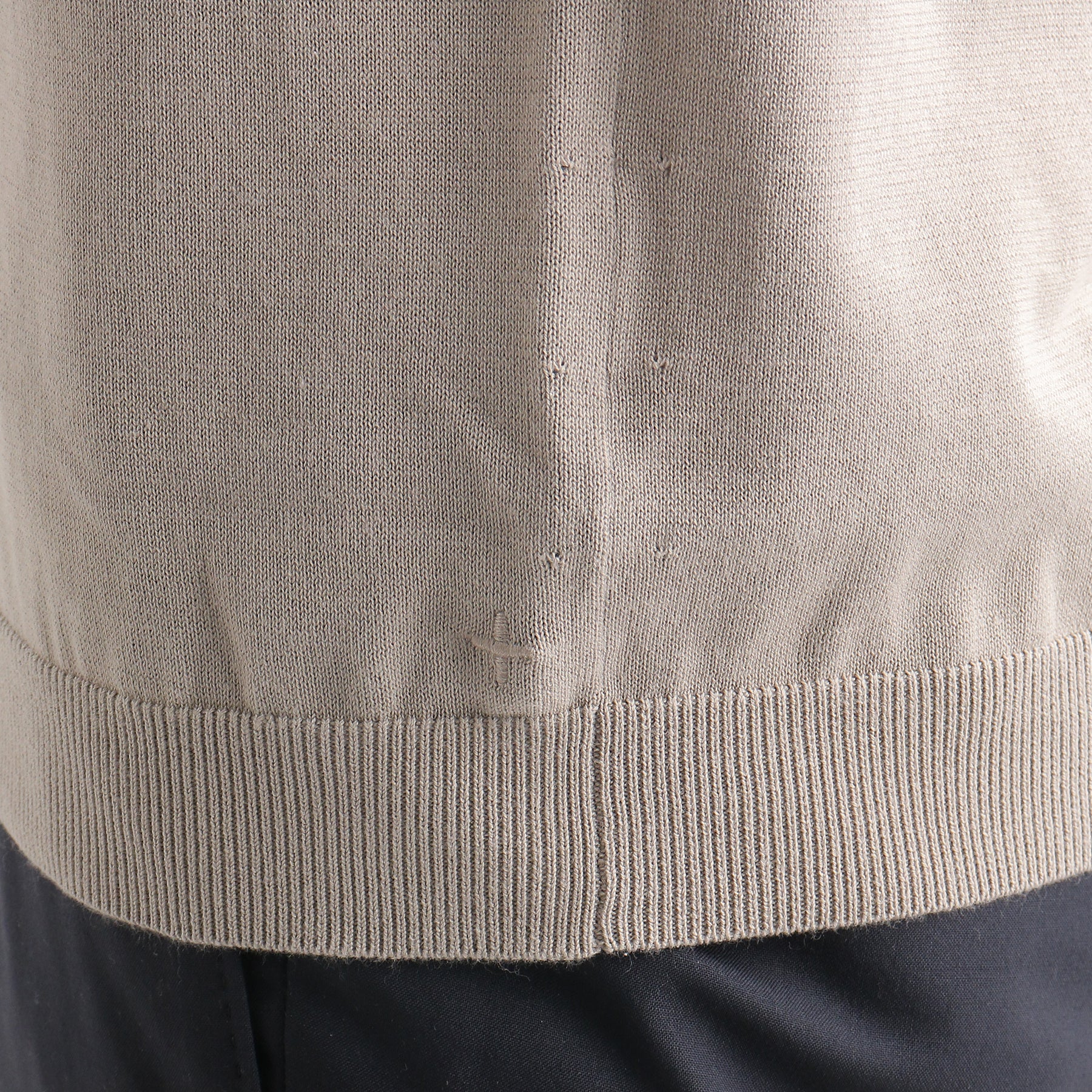 スビンプラチナムスキッパーニットサンドの裾を写したメンズ着用画像