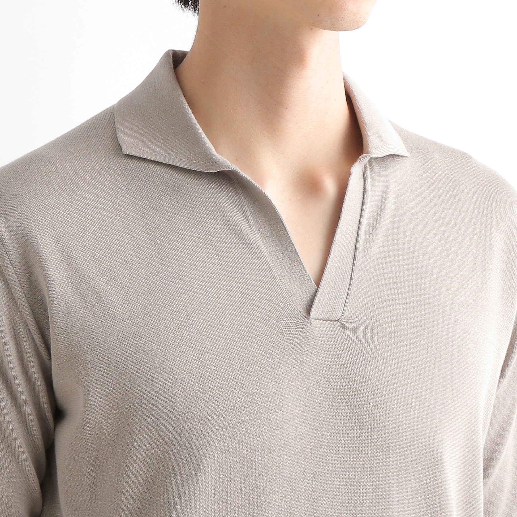 スビンプラチナムスキッパーニットサンドの首まわりを写したメンズ着用画像