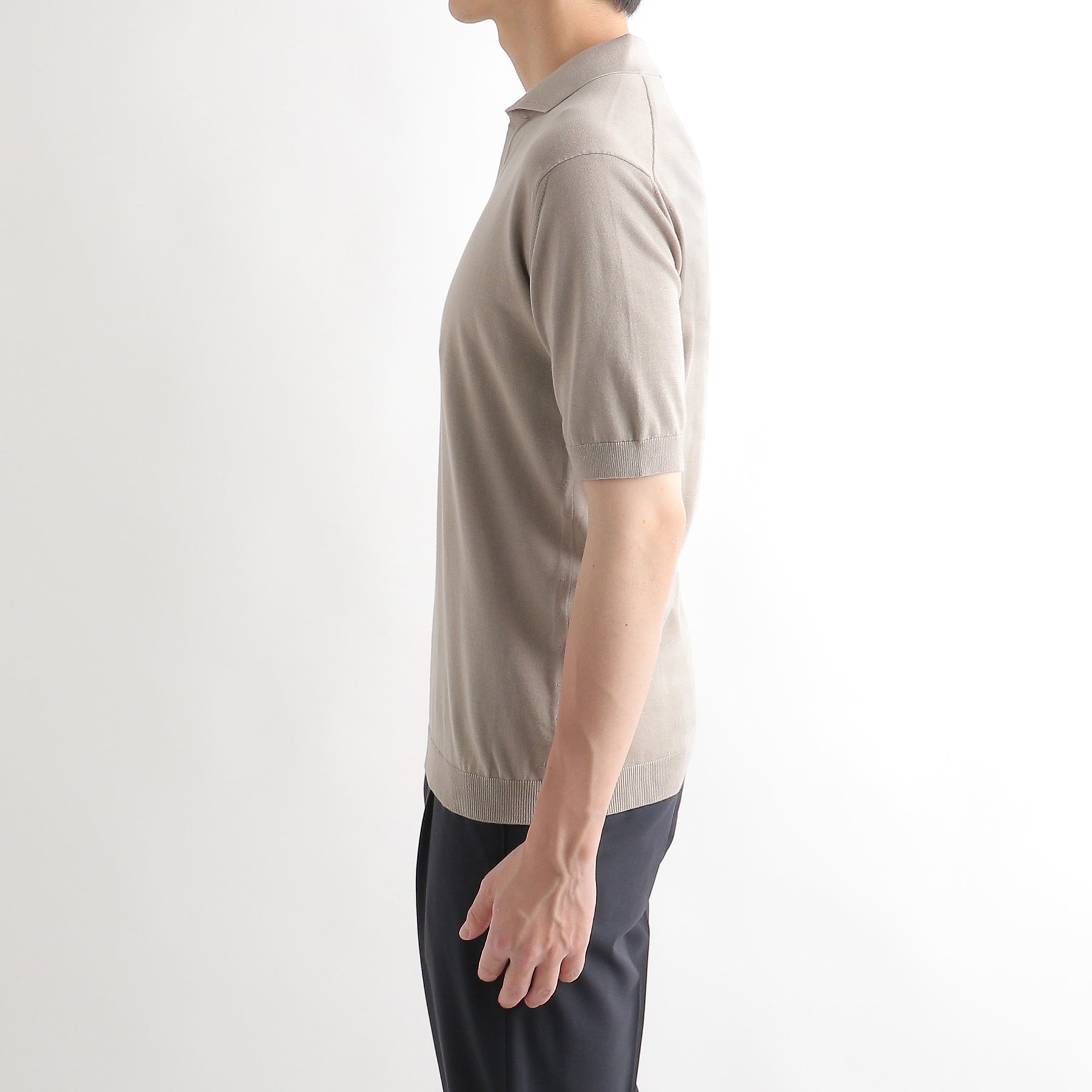 スビンプラチナムスキッパーニットサンドの側面を写したメンズ着用画像