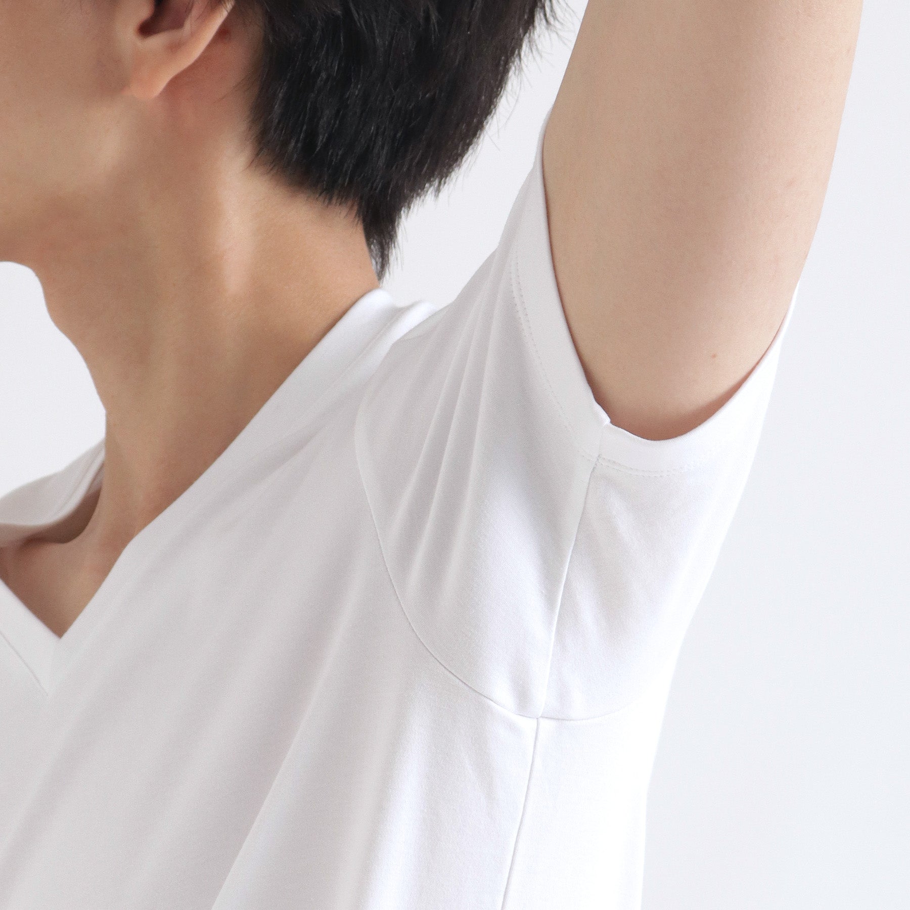 スビンプラチナムスムーステーラードVネックTシャツホワイトのアームホールを写したメンズ着用画像