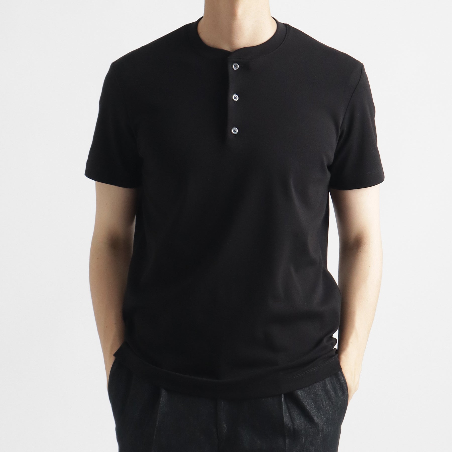 スビンプラチナムスムースヘンリーネックTシャツブラックのメンズ着用画像2
