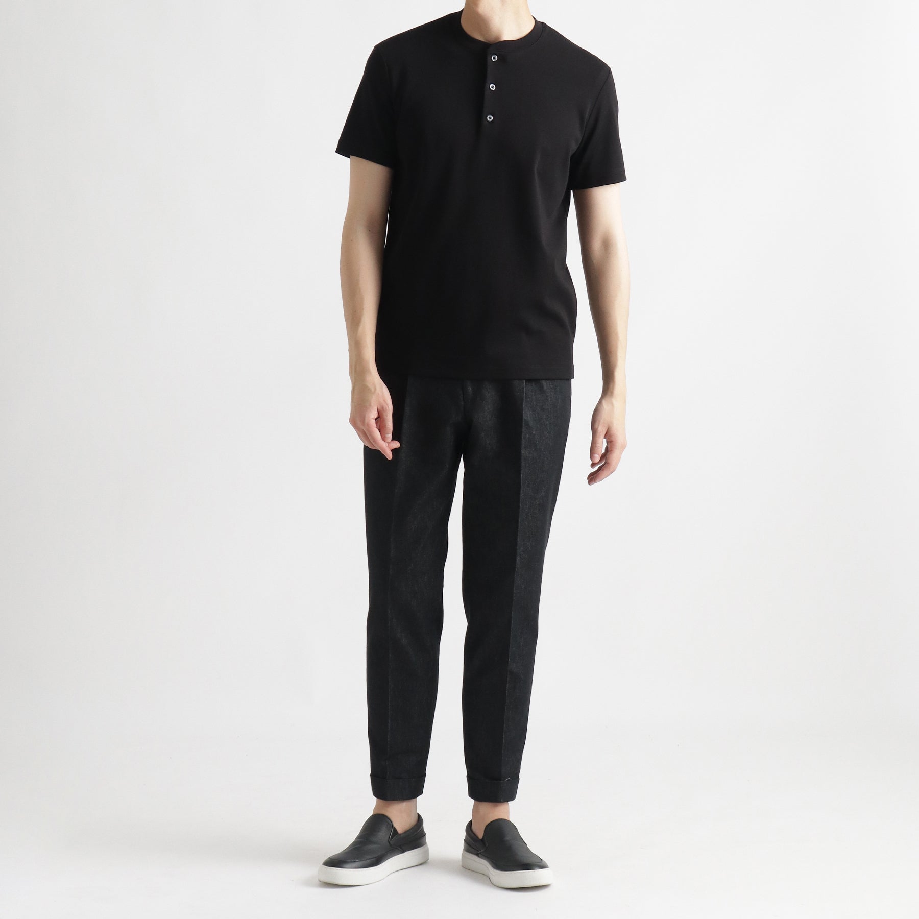 スビンプラチナムスムースヘンリーネックTシャツブラックとパンツのメンズ着用画像1