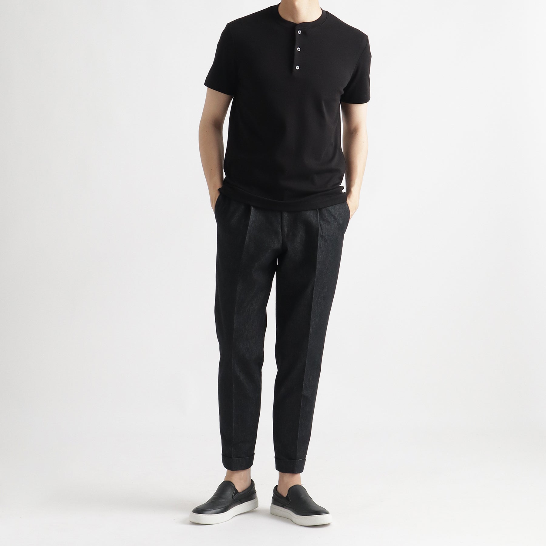 スビンプラチナムスムースヘンリーネックTシャツブラックとパンツのメンズ着用画像2