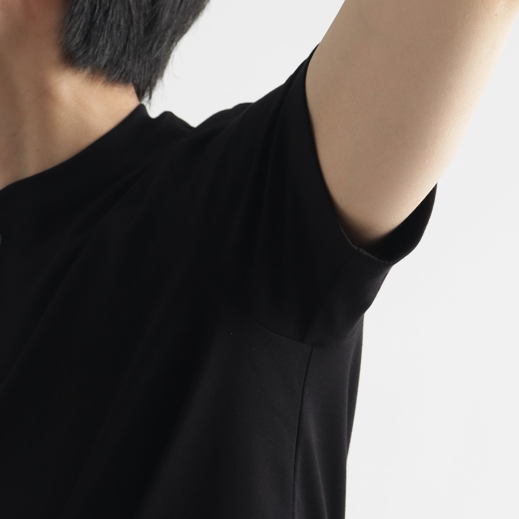 スビンプラチナムスムースヘンリーネックTシャツブラックのアームホールを写したメンズ着用画像