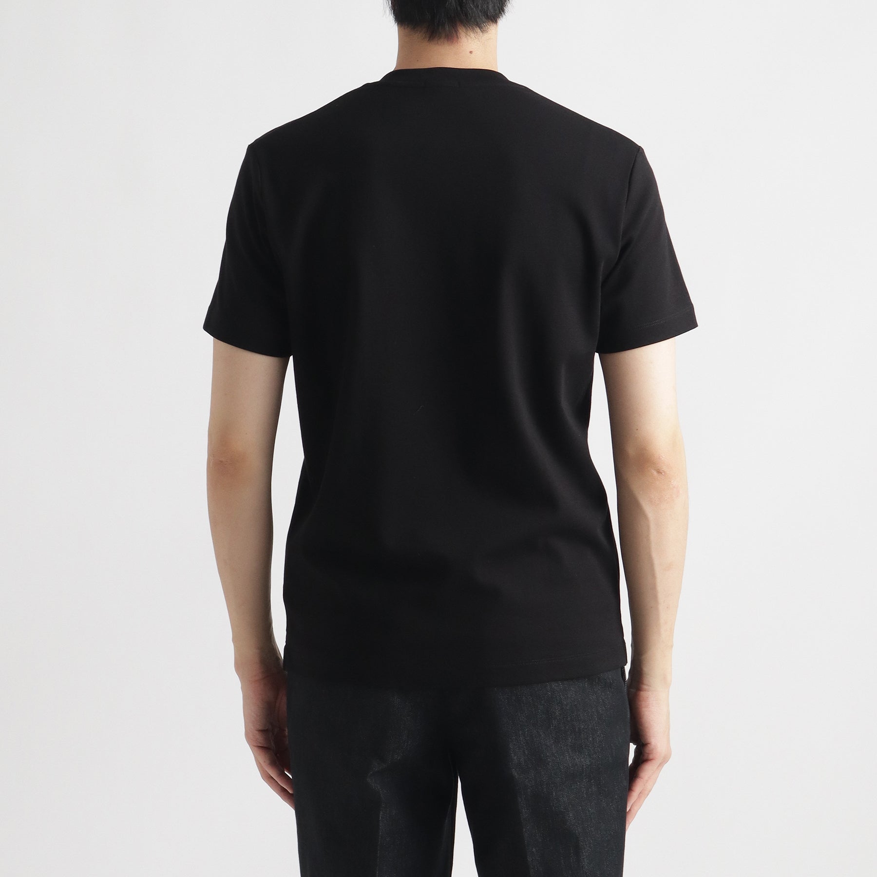 スビンプラチナムスムースヘンリーネックTシャツブラックの背面を写したメンズ着用画像