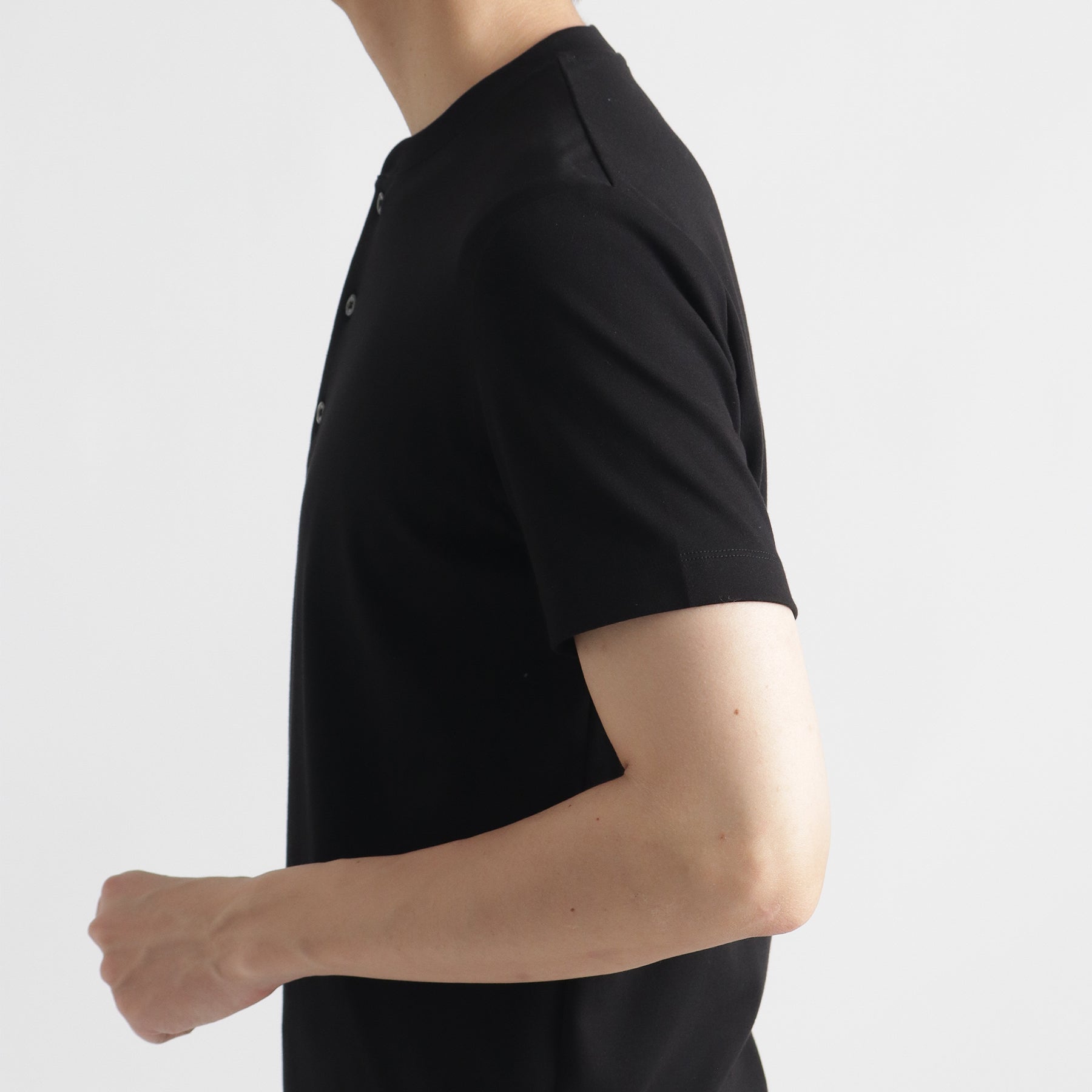 スビンプラチナムスムースヘンリーネックTシャツブラックの袖を写したメンズ着用画像