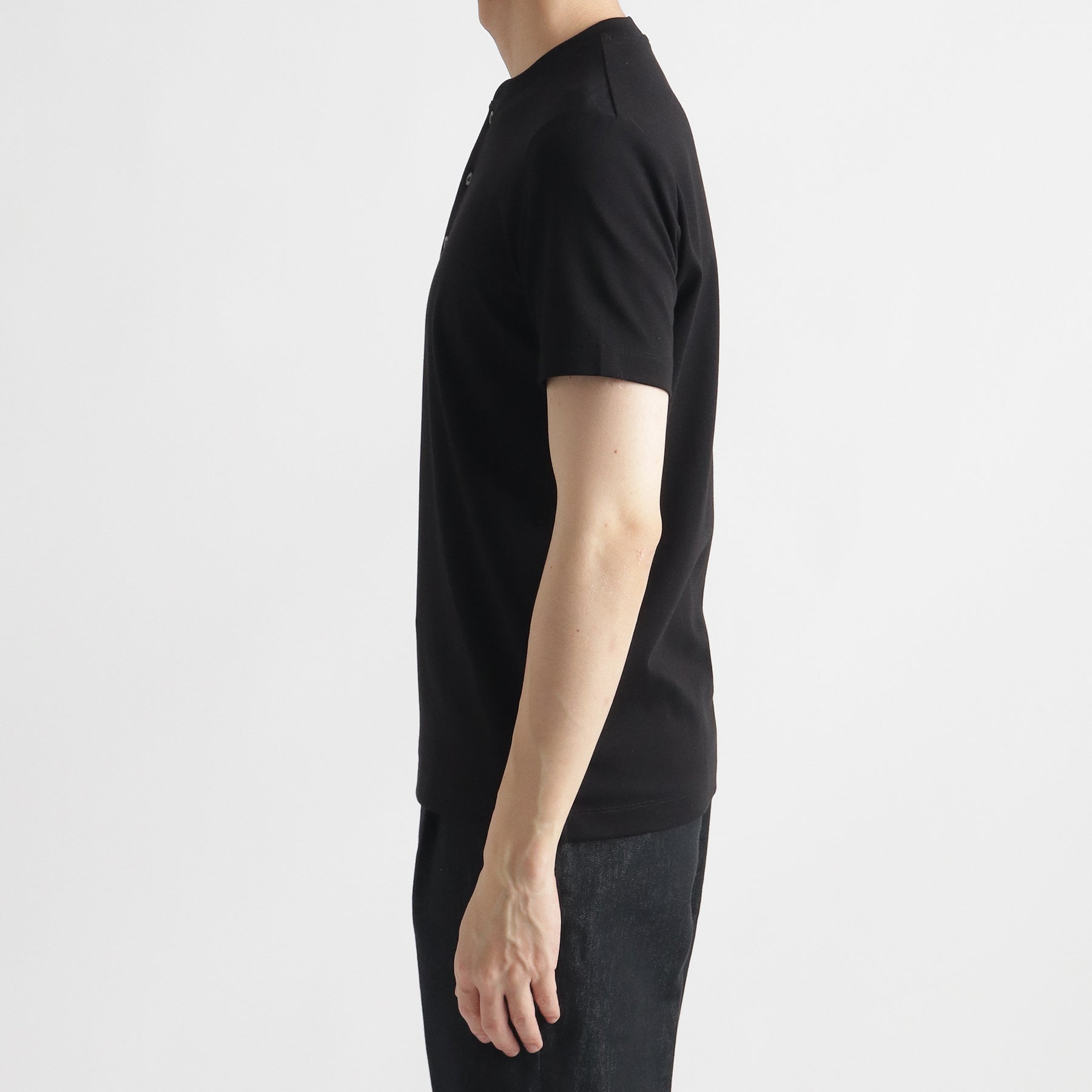 スビンプラチナムスムースヘンリーネックTシャツブラックの側面を写したメンズ着用画像
