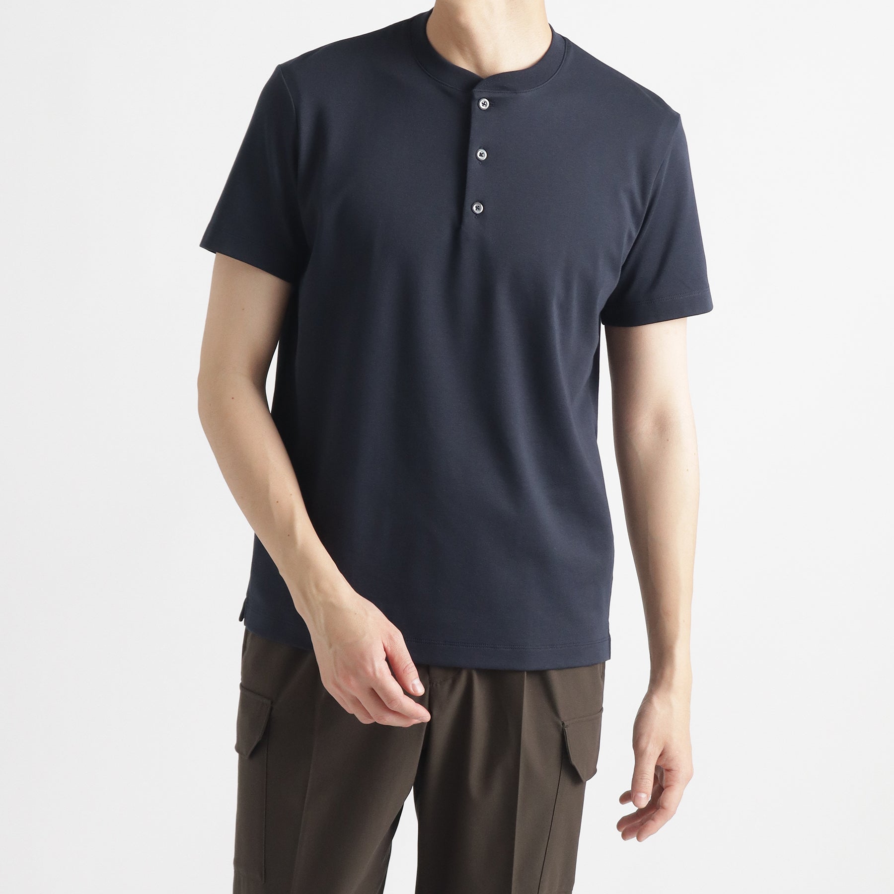スビンプラチナムスムースヘンリーネックTシャツネイビーのメンズ着用画像1