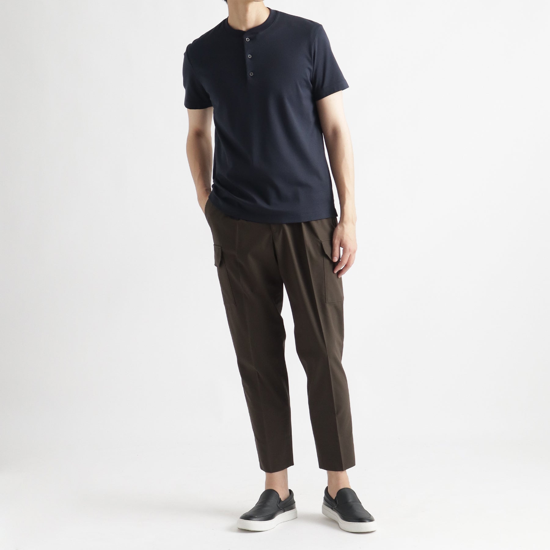 スビンプラチナムスムースヘンリーネックTシャツネイビーとパンツのメンズ着用画像1