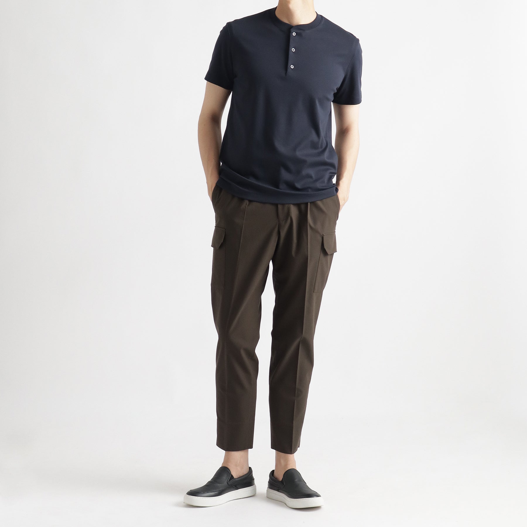 スビンプラチナムスムースヘンリーネックTシャツネイビーとパンツのメンズ着用画像2