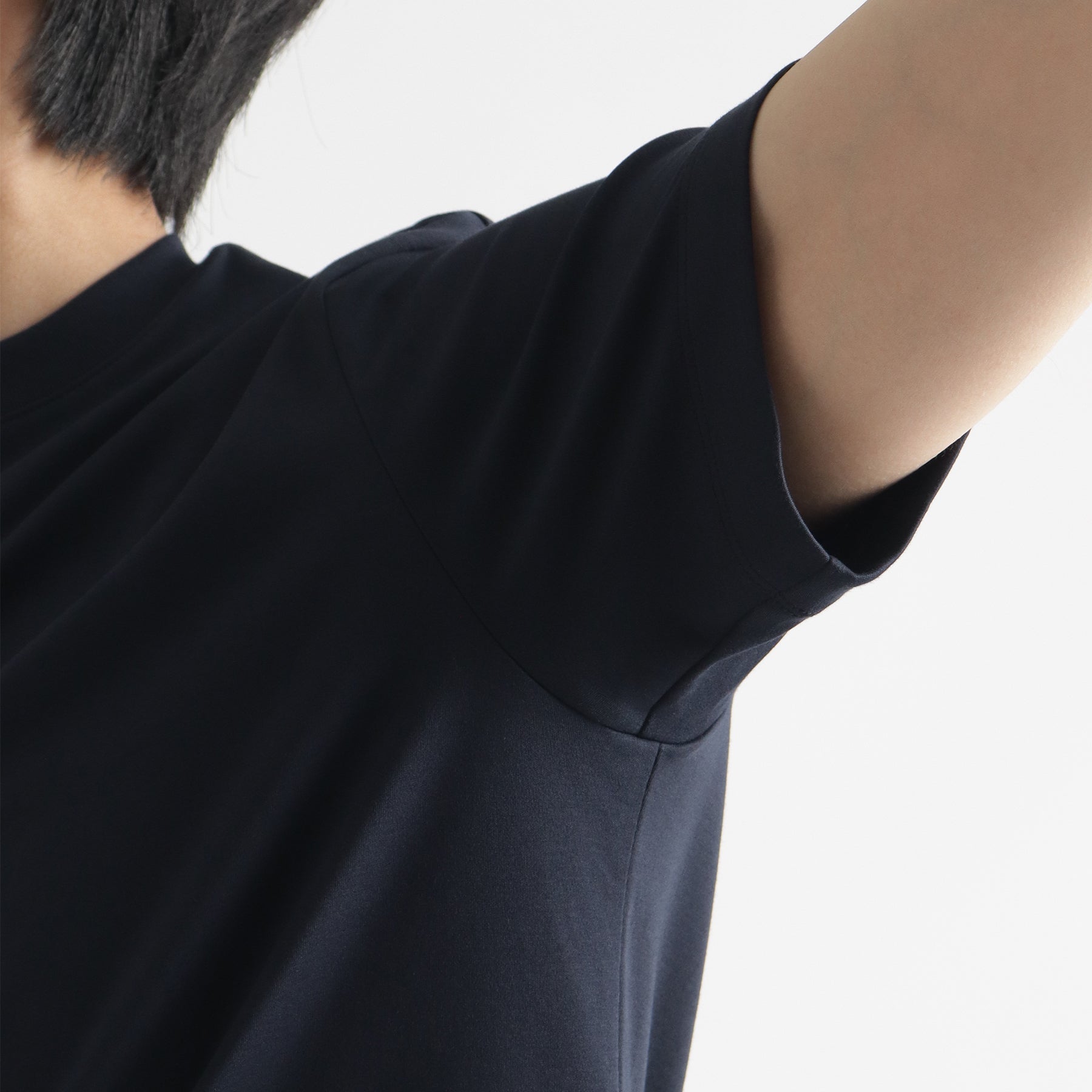 スビンプラチナムスムースヘンリーネックTシャツネイビーのアームホールを写したメンズ着用画像