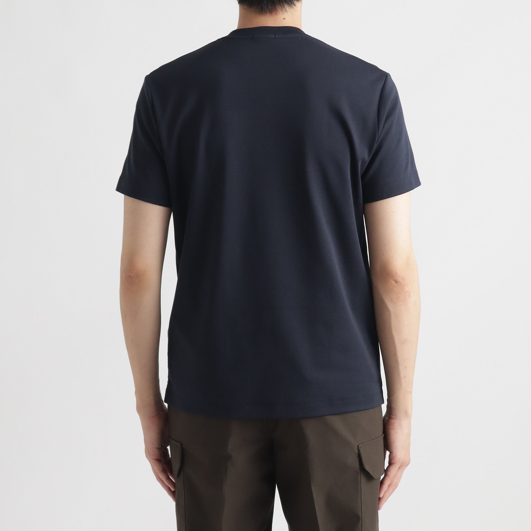 スビンプラチナムスムースヘンリーネックTシャツネイビーの背面を写したメンズ着用画像