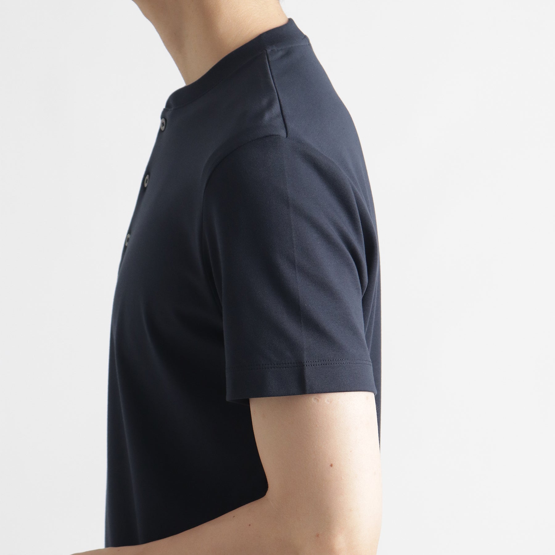 スビンプラチナムスムースヘンリーネックTシャツネイビーの袖を写したメンズ着用画像