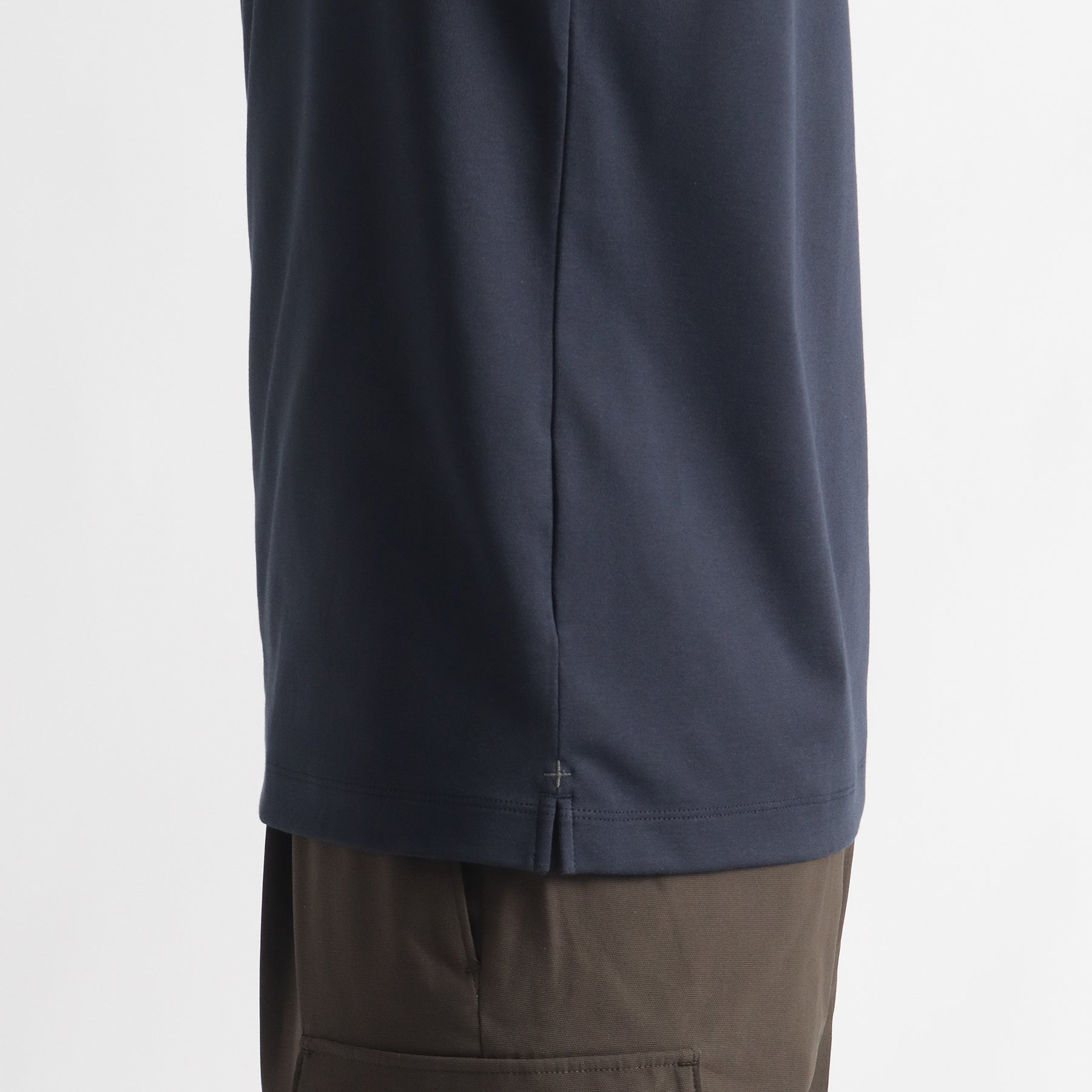 スビンプラチナムスムースヘンリーネックTシャツネイビーのロゴ刺繍を写したメンズ着用画像