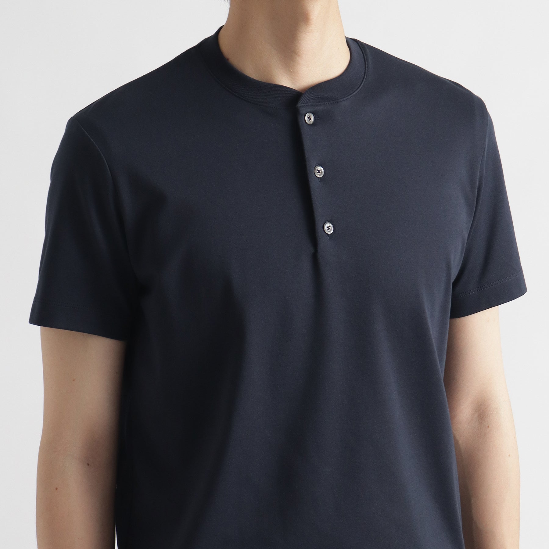 スビンプラチナムスムースヘンリーネックTシャツネイビーの首まわりを写したメンズ着用画像