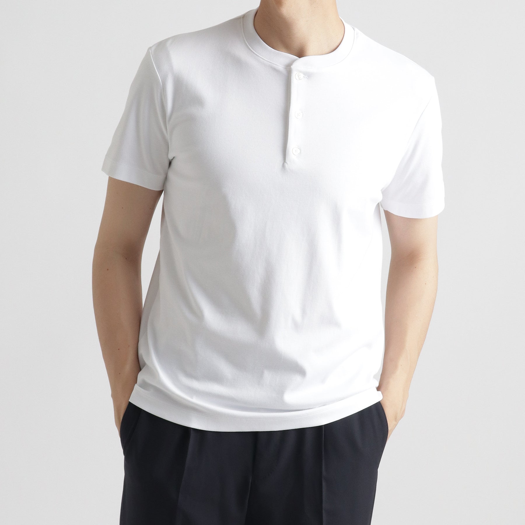 スビンプラチナムスムースヘンリーネックTシャツホワイトのメンズ着用画像1