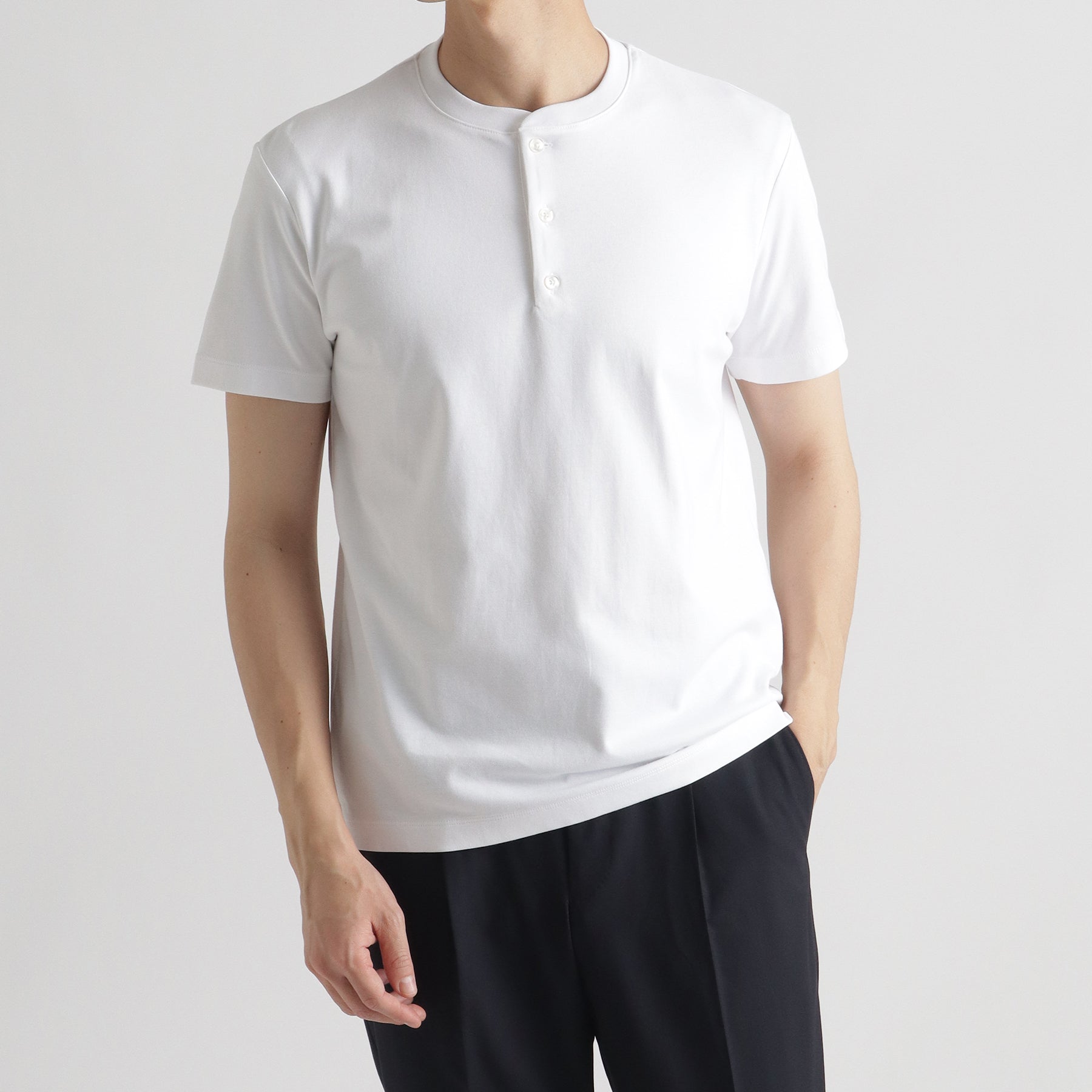 スビンプラチナムスムースヘンリーネックTシャツホワイトのメンズ着用画像2