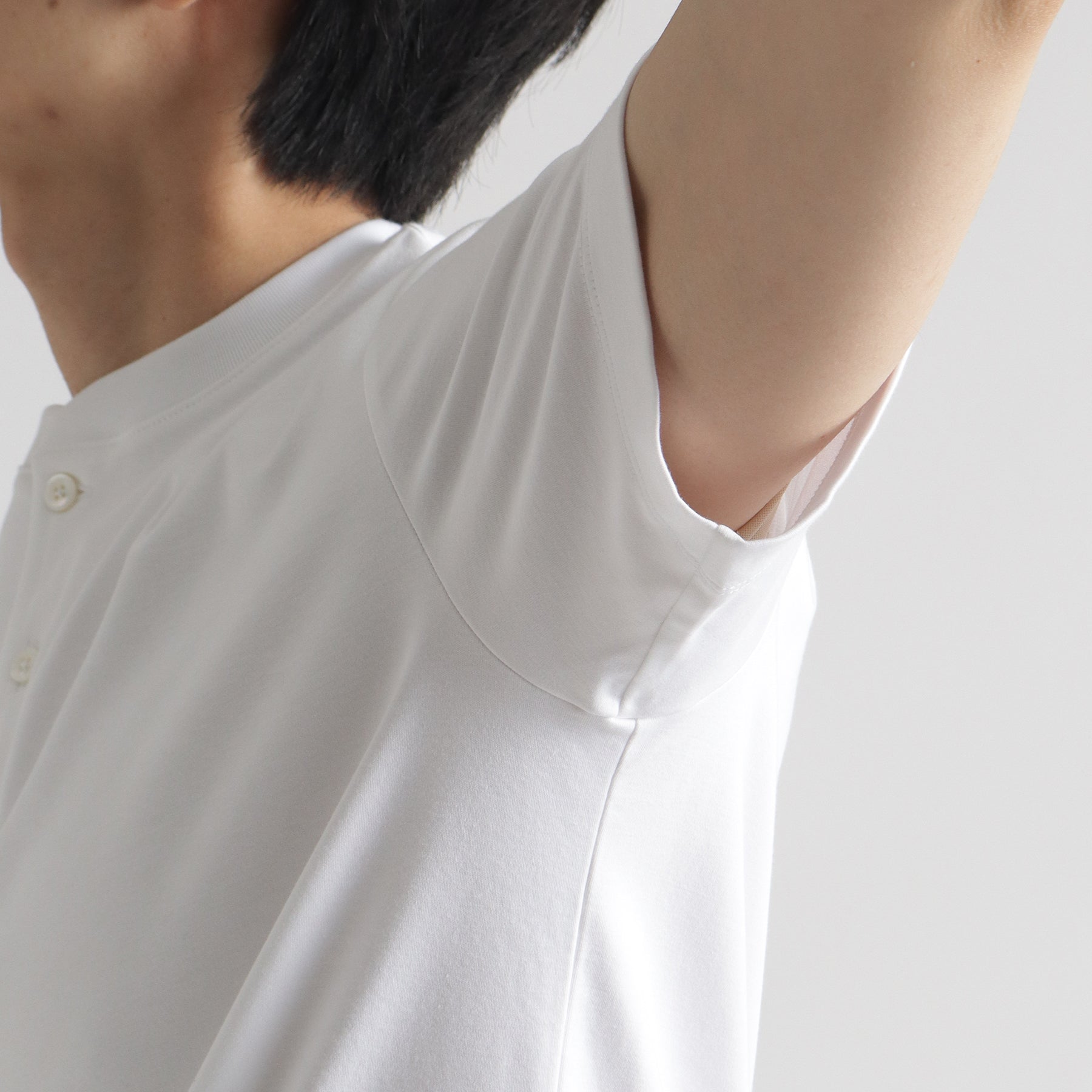 スビンプラチナムスムースヘンリーネックTシャツホワイトのアームホールを写したメンズ着用画像