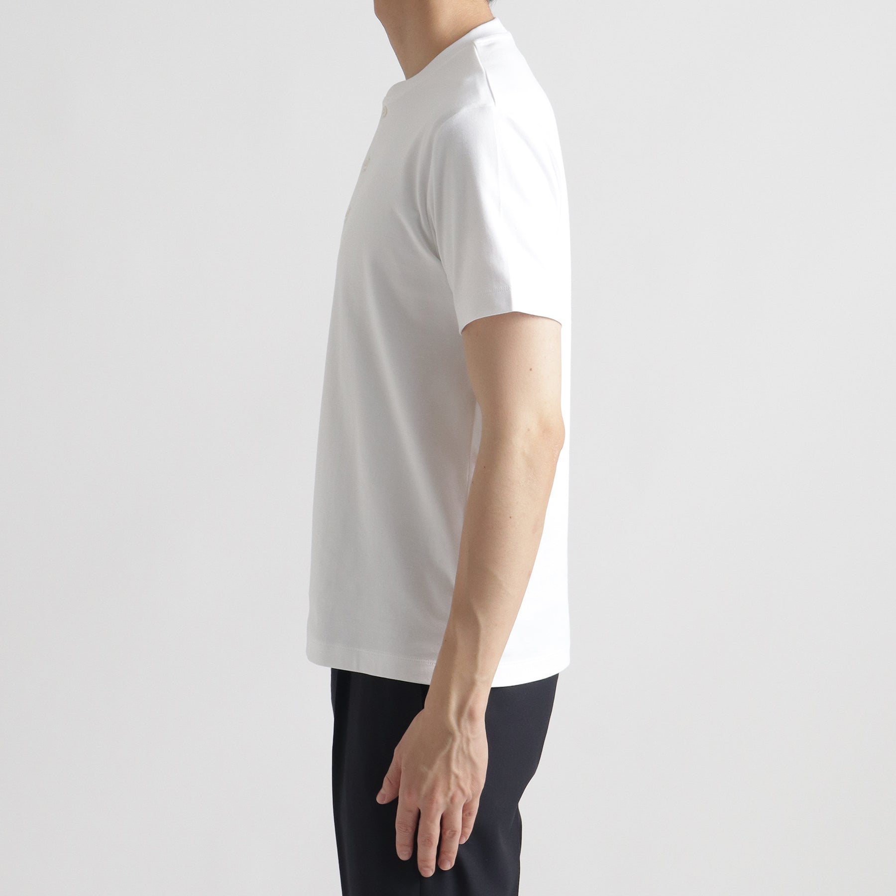スビンプラチナムスムースヘンリーネックTシャツホワイトの側面を写したメンズ着用画像