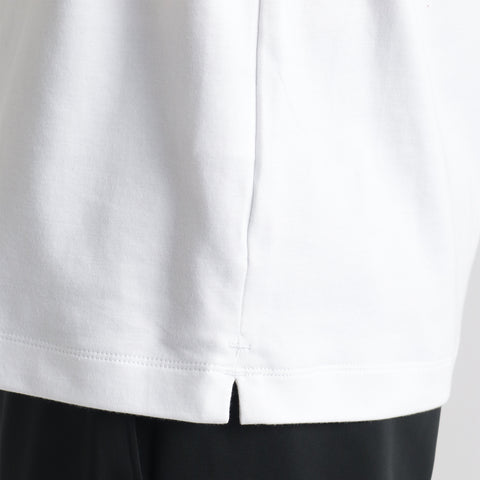 スビンプラチナムスムーステーラードTシャツホワイトの裾を写したメンズ着用画像
