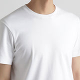 スビンプラチナムスムーステーラードTシャツホワイトの首まわりを写したメンズ着用画像