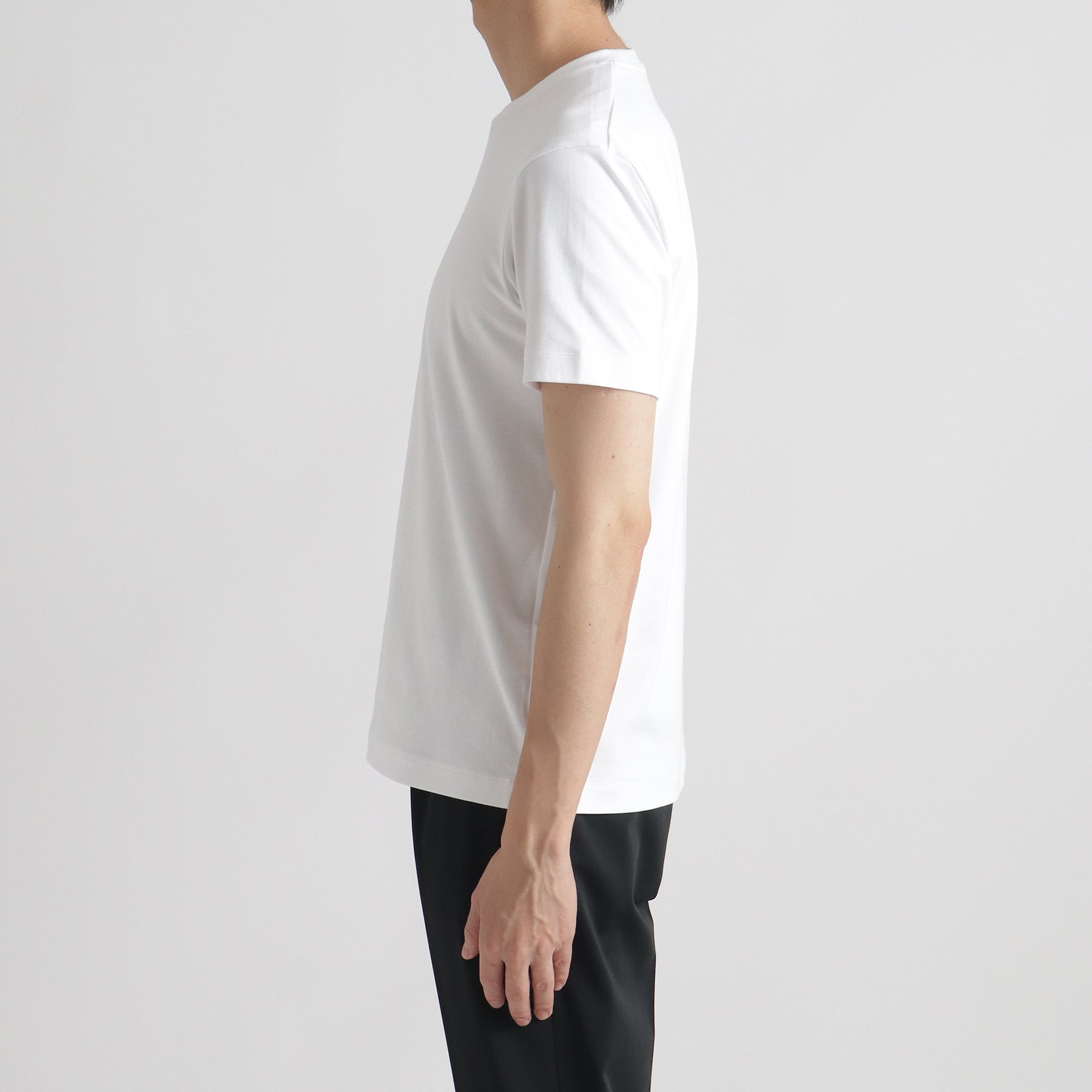 スビンプラチナムスムーステーラードTシャツホワイトの側面を写したメンズ着用画像