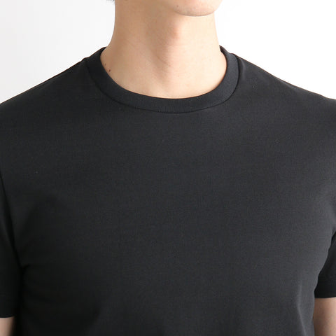 ハイブリッドコットンテーラードTシャツブラックの首まわりを写したメンズ着用画像