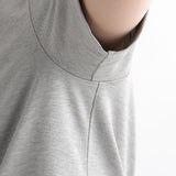 ハイブリッドコットンテーラードTシャツグレーのアームホールを写したメンズ着用画像