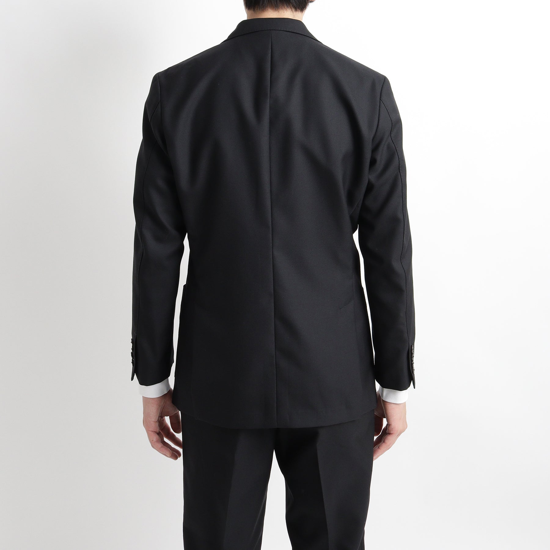 テックウール ®ツイル テーラードジャケットブラックの背面を写したメンズ着用画像
