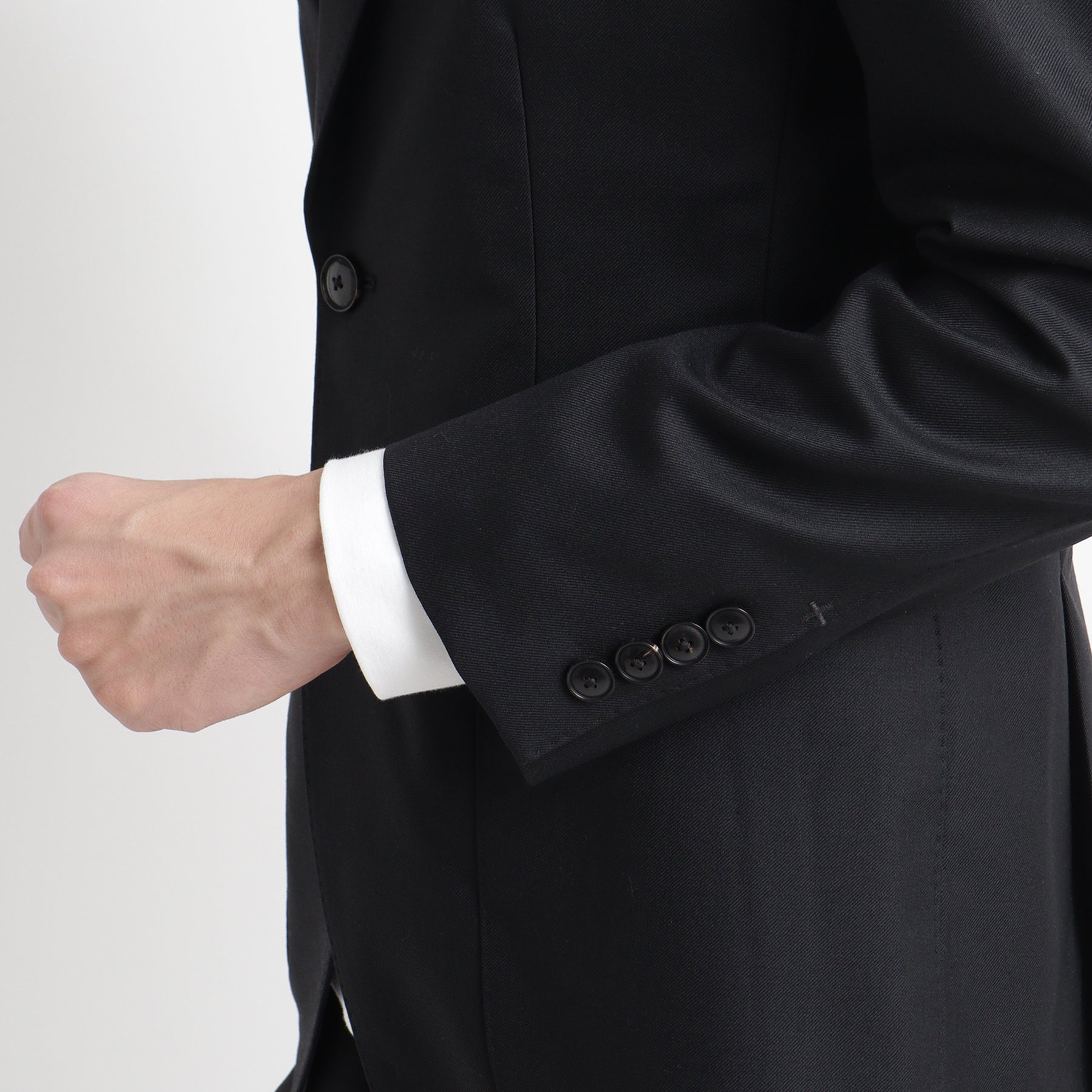テックウール ®ツイル テーラードジャケットブラックの袖を写したメンズ着用画像