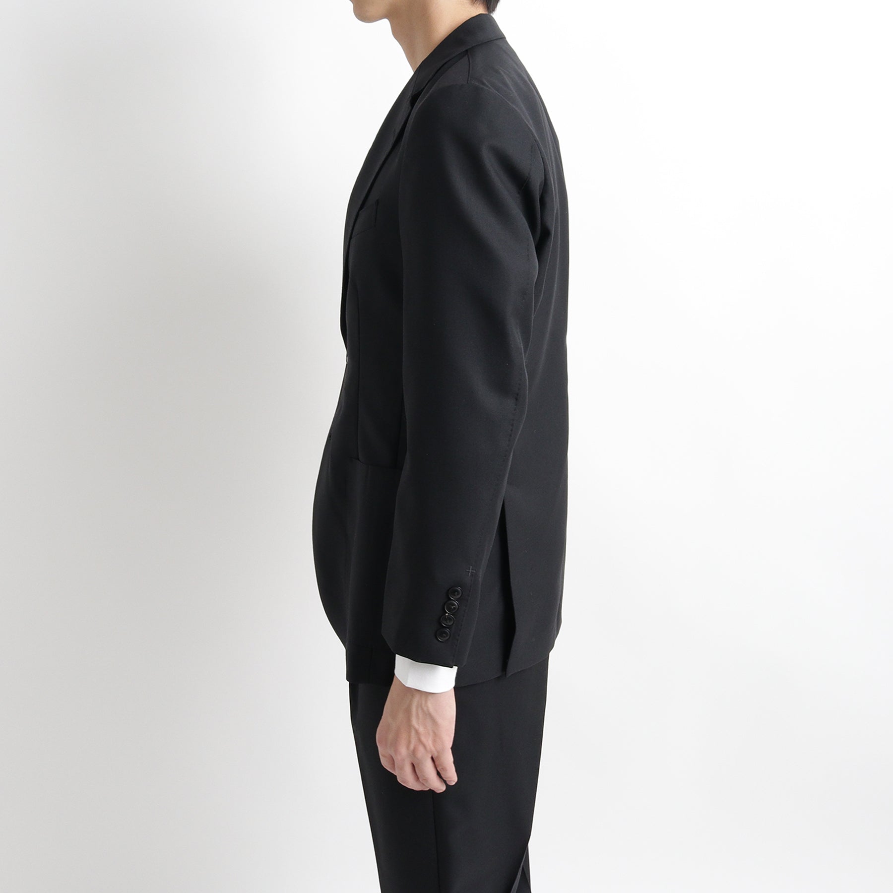 テックウール ®ツイル テーラードジャケットブラックの側面を写したメンズ着用画像