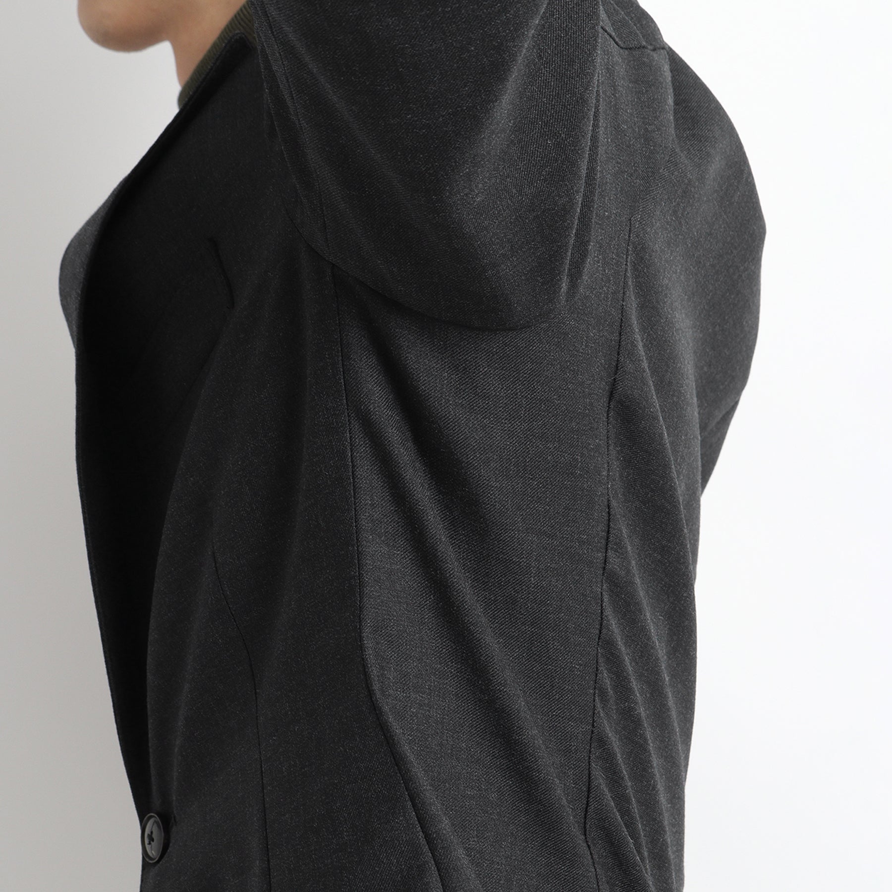 テックウール ®ツイル テーラードジャケットチャコールのうで周りを写したメンズ着用画像