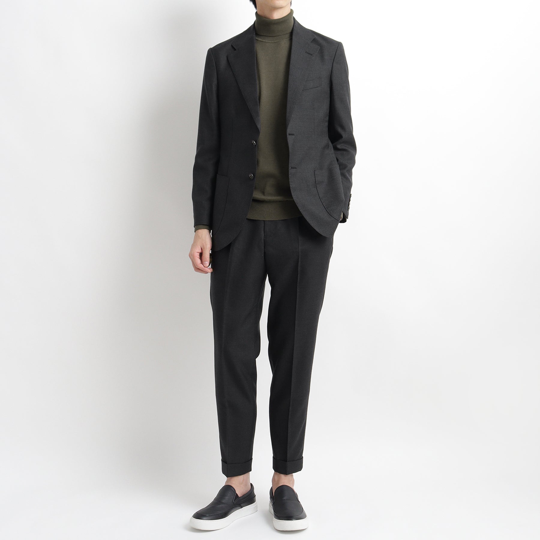 テックウール ®ツイル テーラードジャケットチャコールのメンズ着用全身画像-2