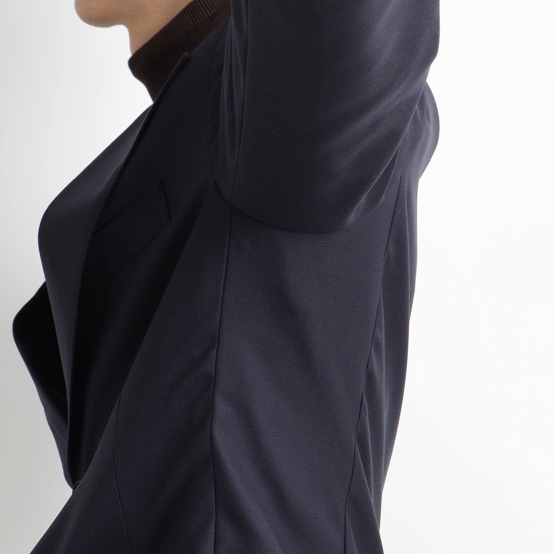 テックウール ®ツイル テーラードジャケットネイビーのうで周りを写したメンズ着用画像