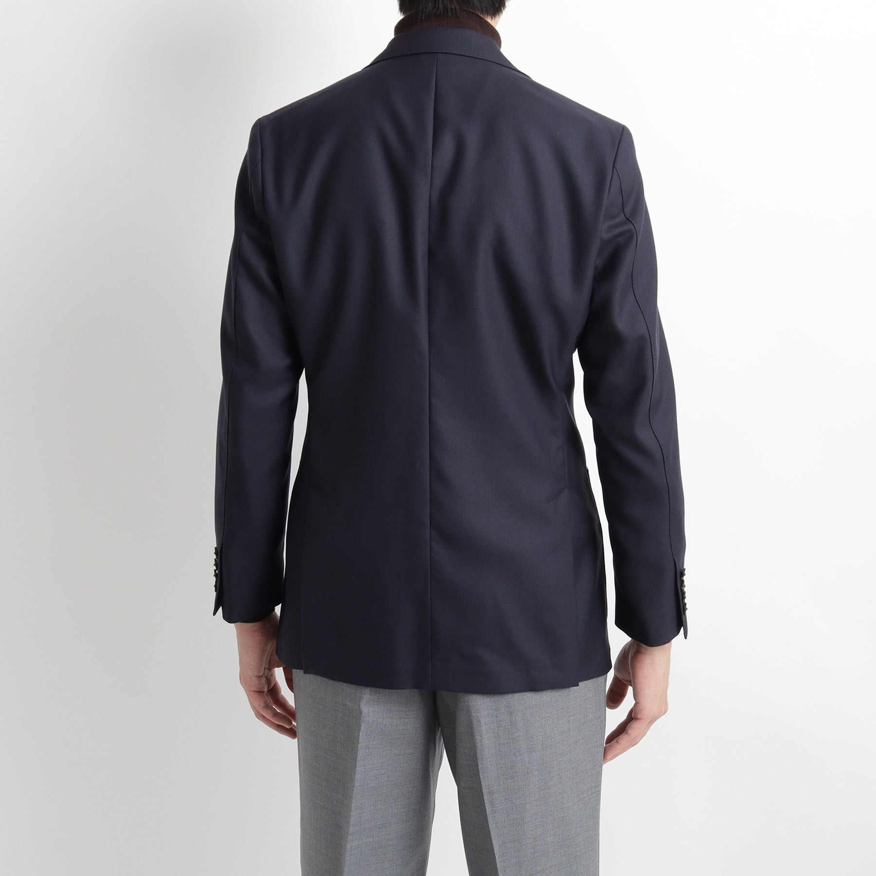 テックウール ®ツイル テーラードジャケットネイビーの背面を写したメンズ着用画像