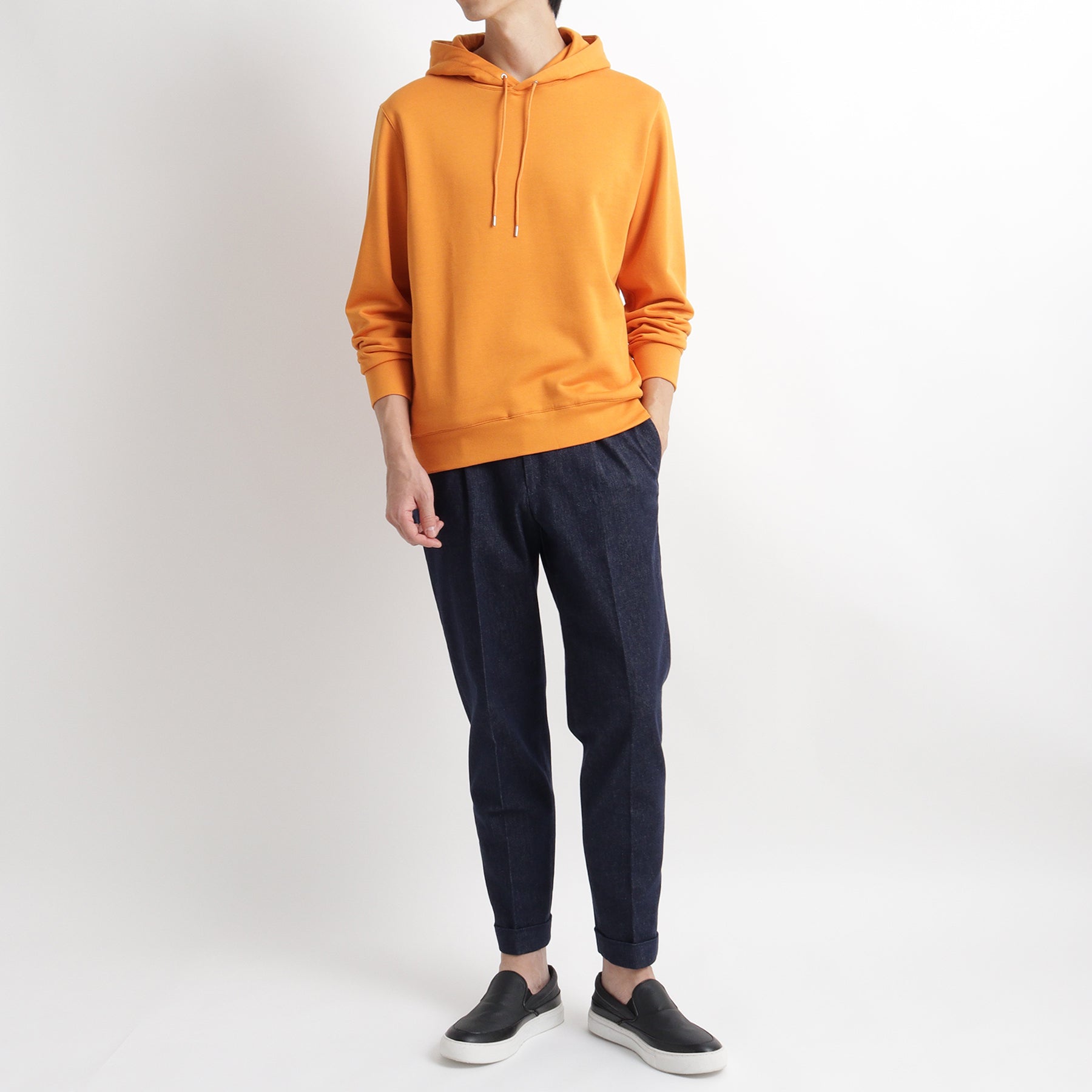 スビンプラチナム裏毛フーディーアンバーオレンジとパンツのメンズ着用画像3