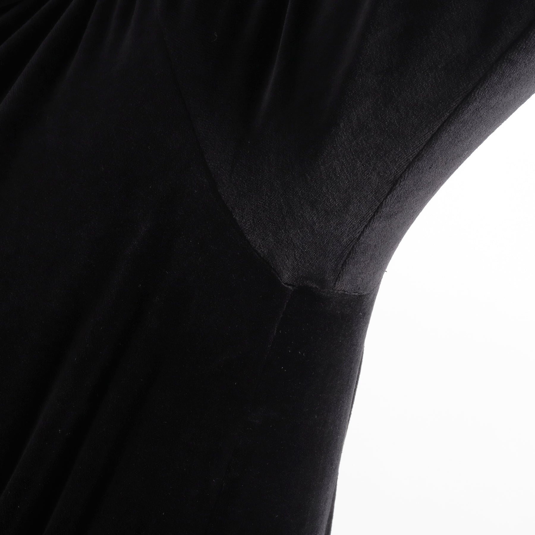 スビンプラチナムベロアフーディーブラックのうで周りを写したメンズ着用画像