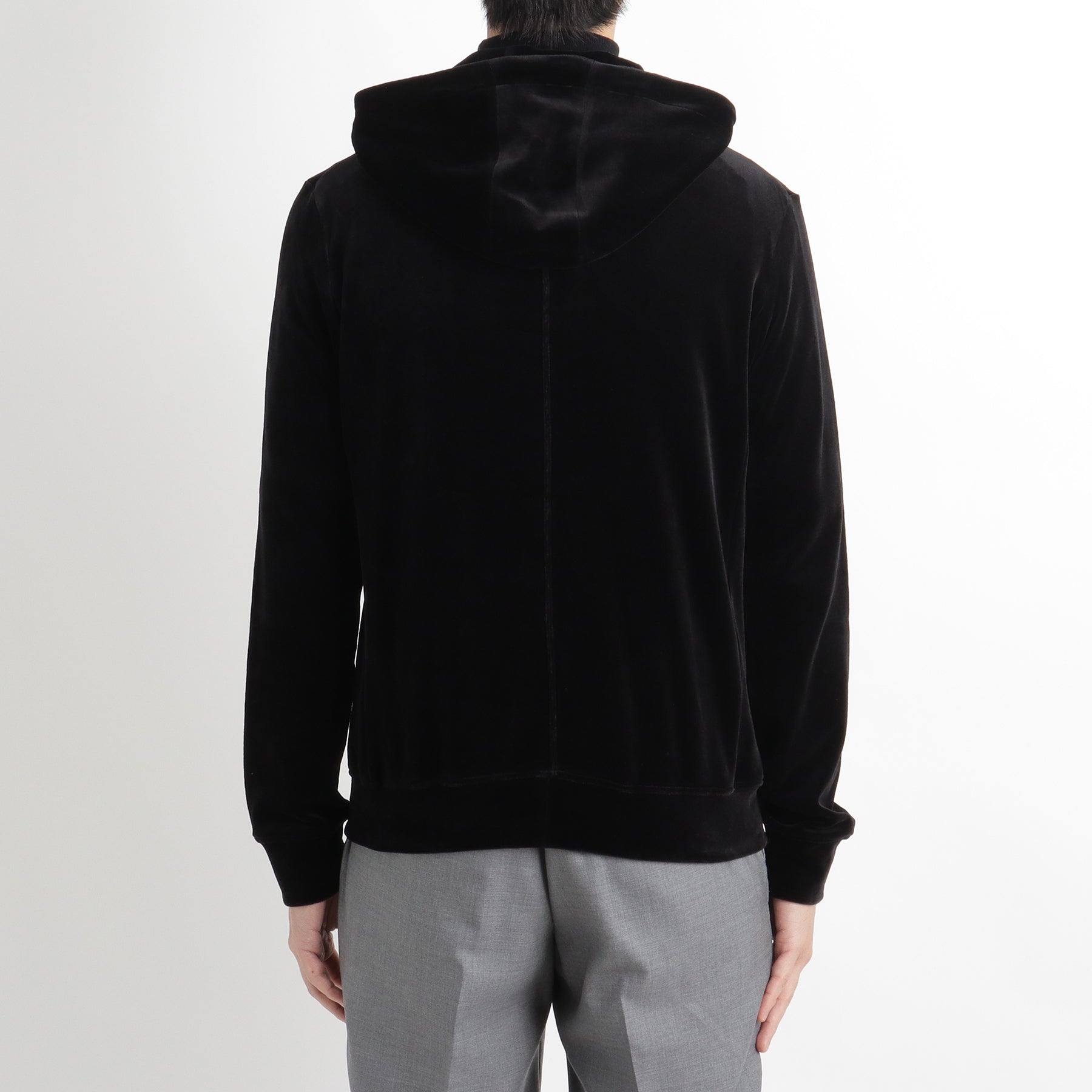 スビンプラチナムベロアフーディーブラックの背面を写したメンズ着用画像