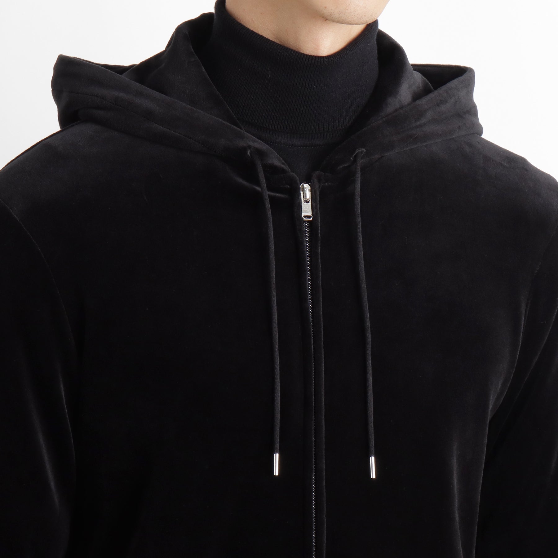 スビンプラチナムベロアフーディーブラックの首元を写したメンズ着用画像
