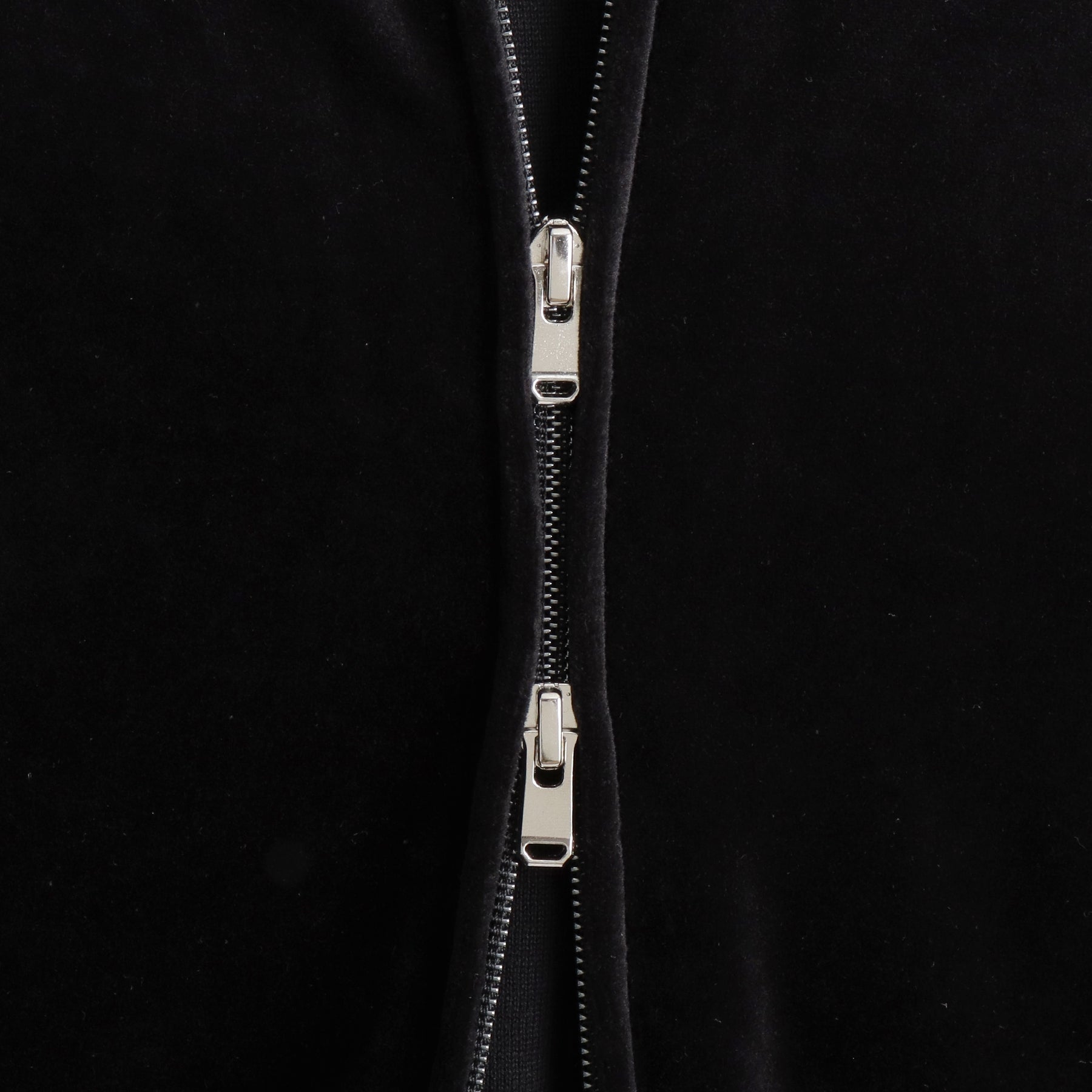 スビンプラチナムベロアフーディーブラックのチャック部分を写したメンズ着用画像