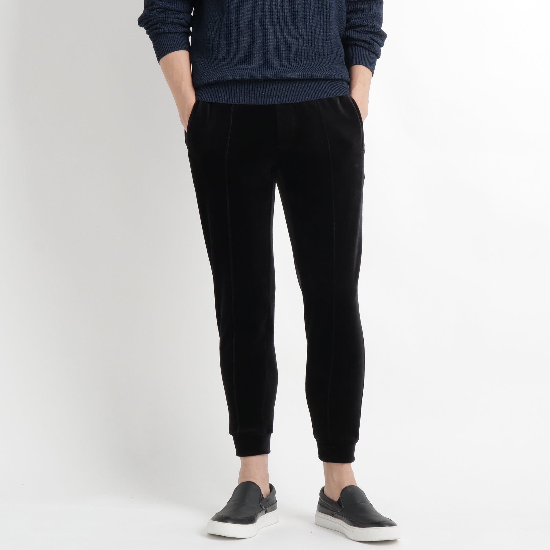 スビンプラチナムベロアジョガーパンツブラックのメンズ着用画像2