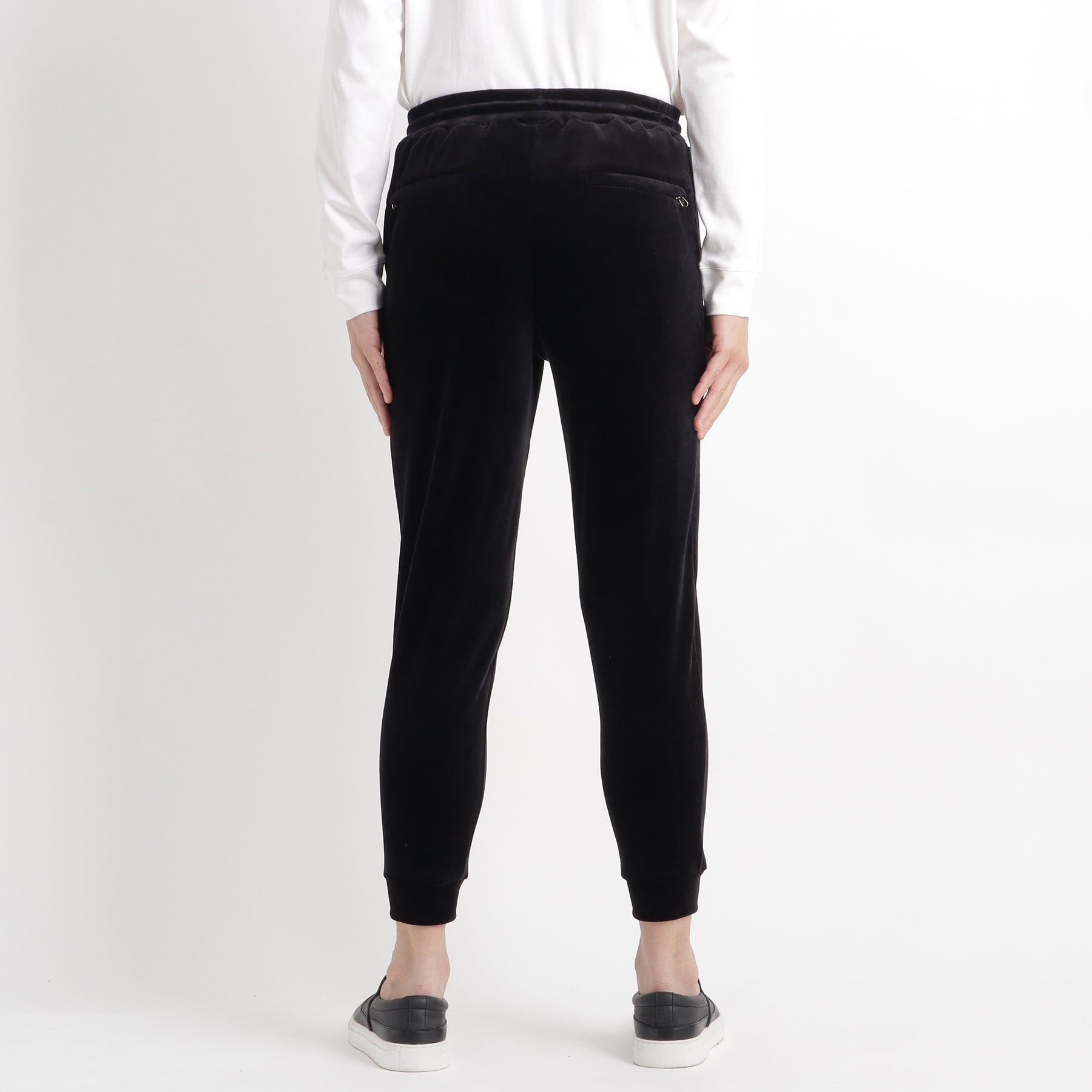 スビンプラチナムベロアジョガーパンツブラックの背面を写したメンズ着用画像