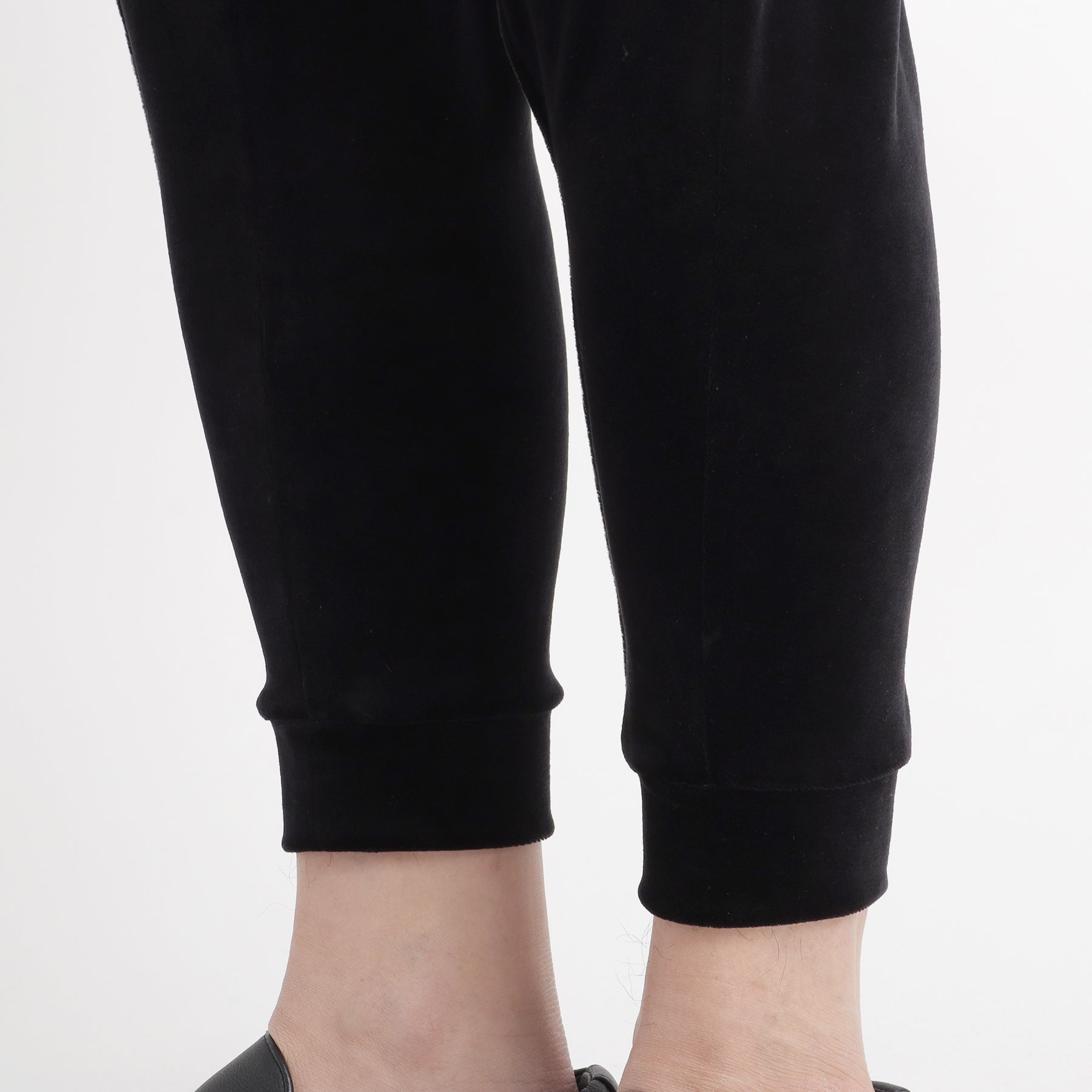 スビンプラチナムベロアジョガーパンツブラックの裾を写したメンズ着用画像