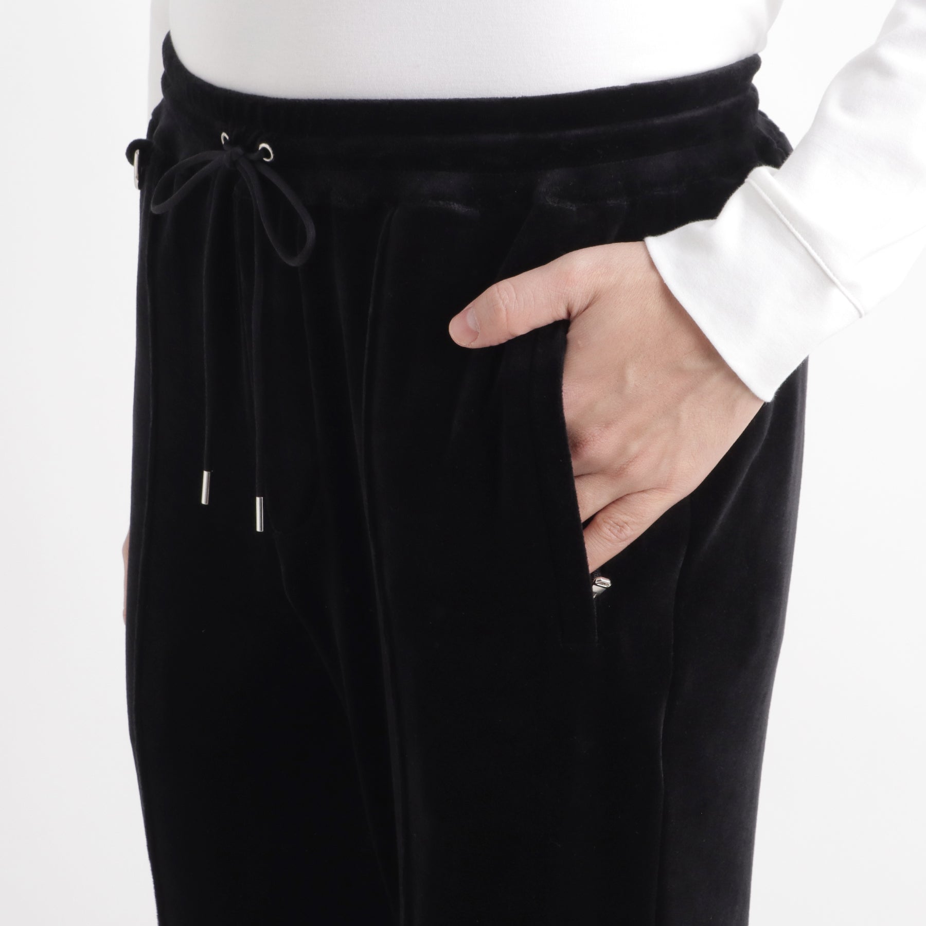スビンプラチナムベロアジョガーパンツブラックのポケット部分を写したメンズ着用画像