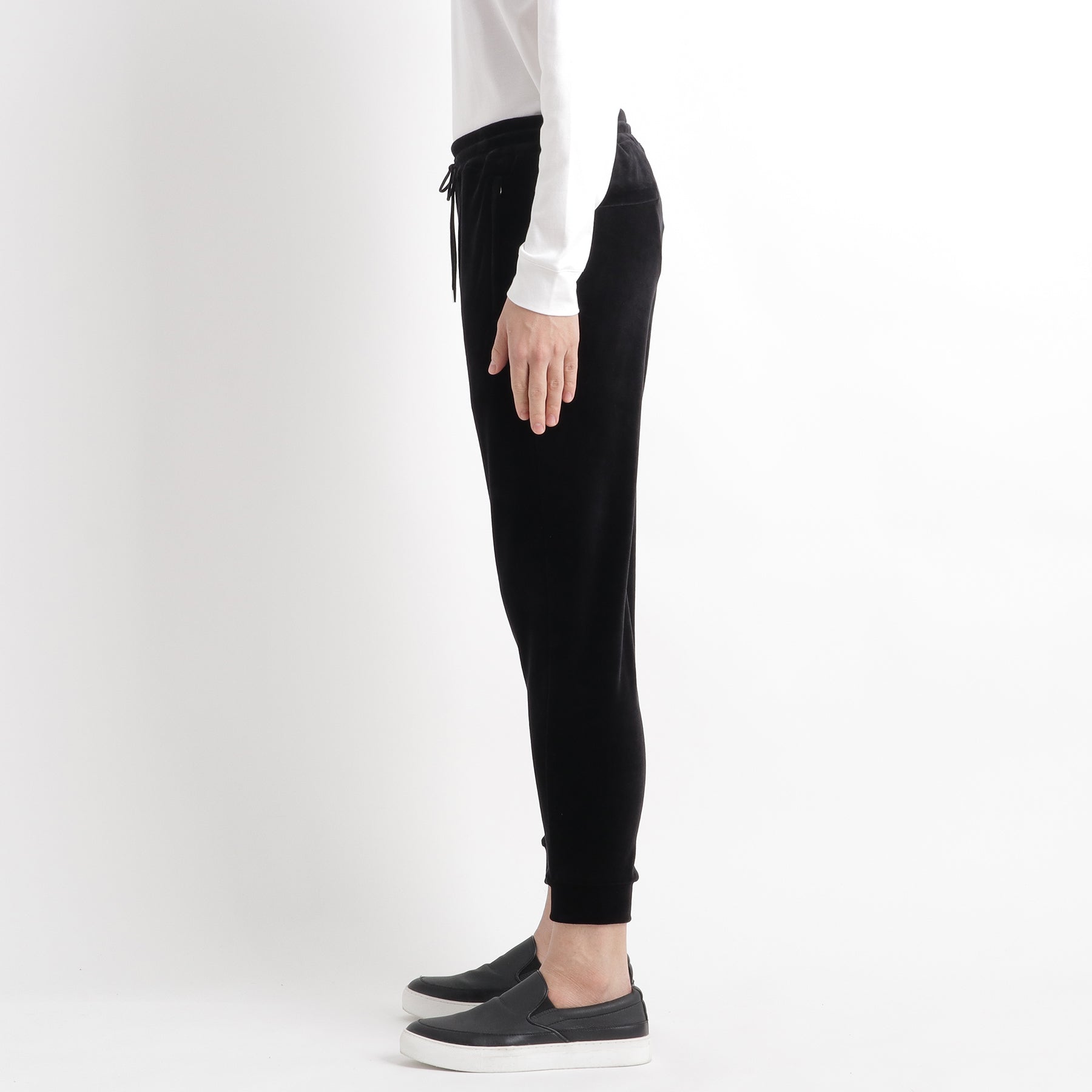 スビンプラチナムベロアジョガーパンツブラックの側面を写したメンズ着用画像